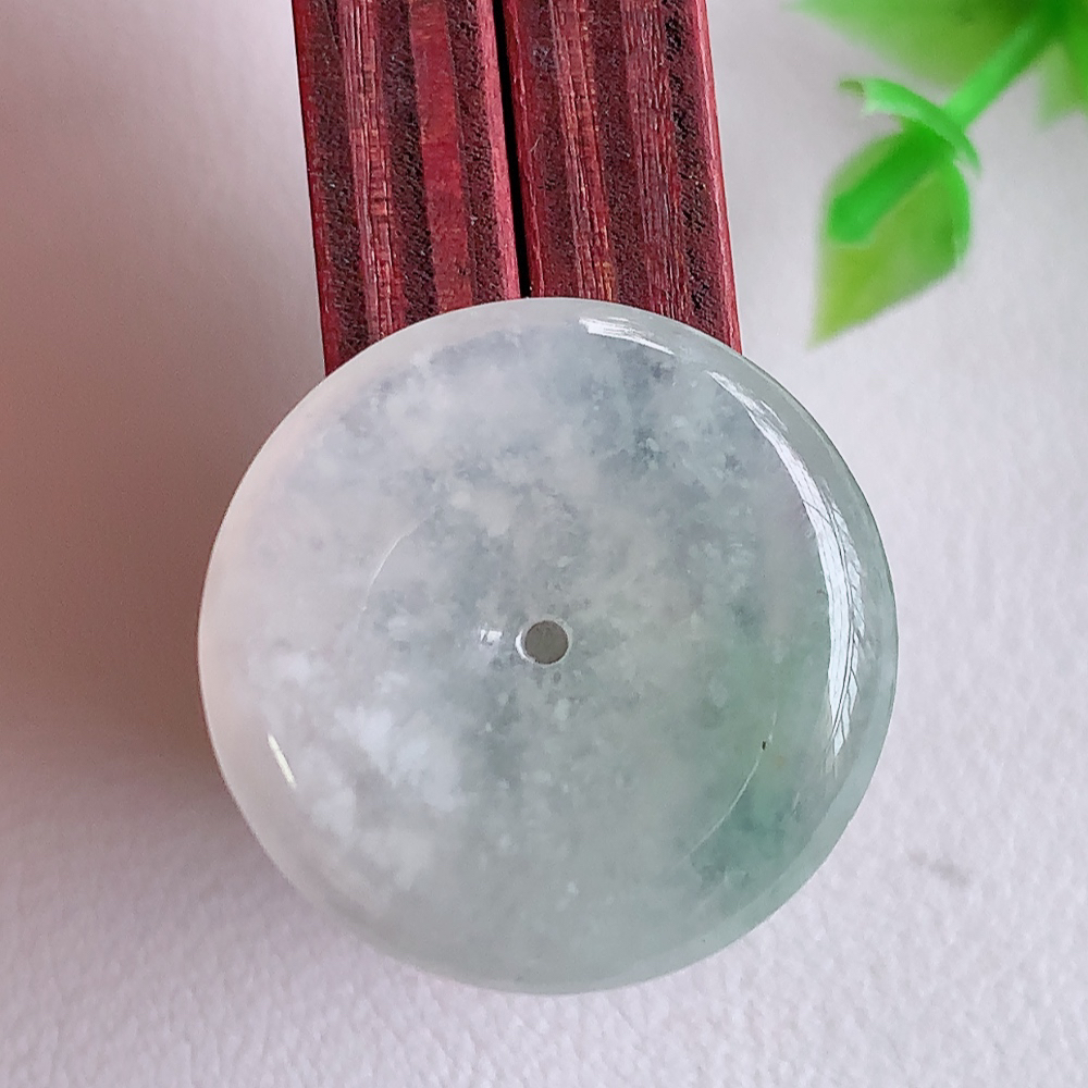 冰润飘花平安扣吊坠，厚装饱满，冰润剔透，细腻水足，种质润泽，飘花灵动，佩戴优雅大气，W01.28   尺寸：23-4.5mm