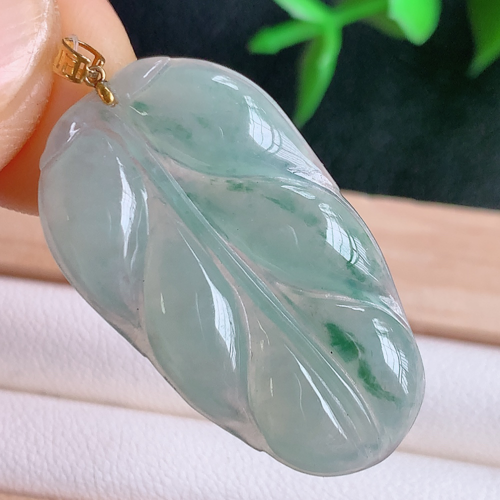 18k金扣冰润飘花金枝玉叶翡翠吊坠  老种起胶感  飘花灵动  寓意“金枝玉叶，大业有成，一夜成名”  饱满大气，水润通透。W49.28  尺寸：31-18-3.5mm