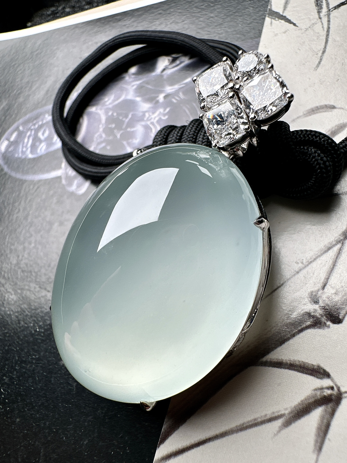 【冰种天空蓝大蛋面】鸽子蛋，珍藏品，晶莹剔透，起强荧光，冰润动人。18k金钻镶嵌，裸石尺寸43*35*18.2毫米