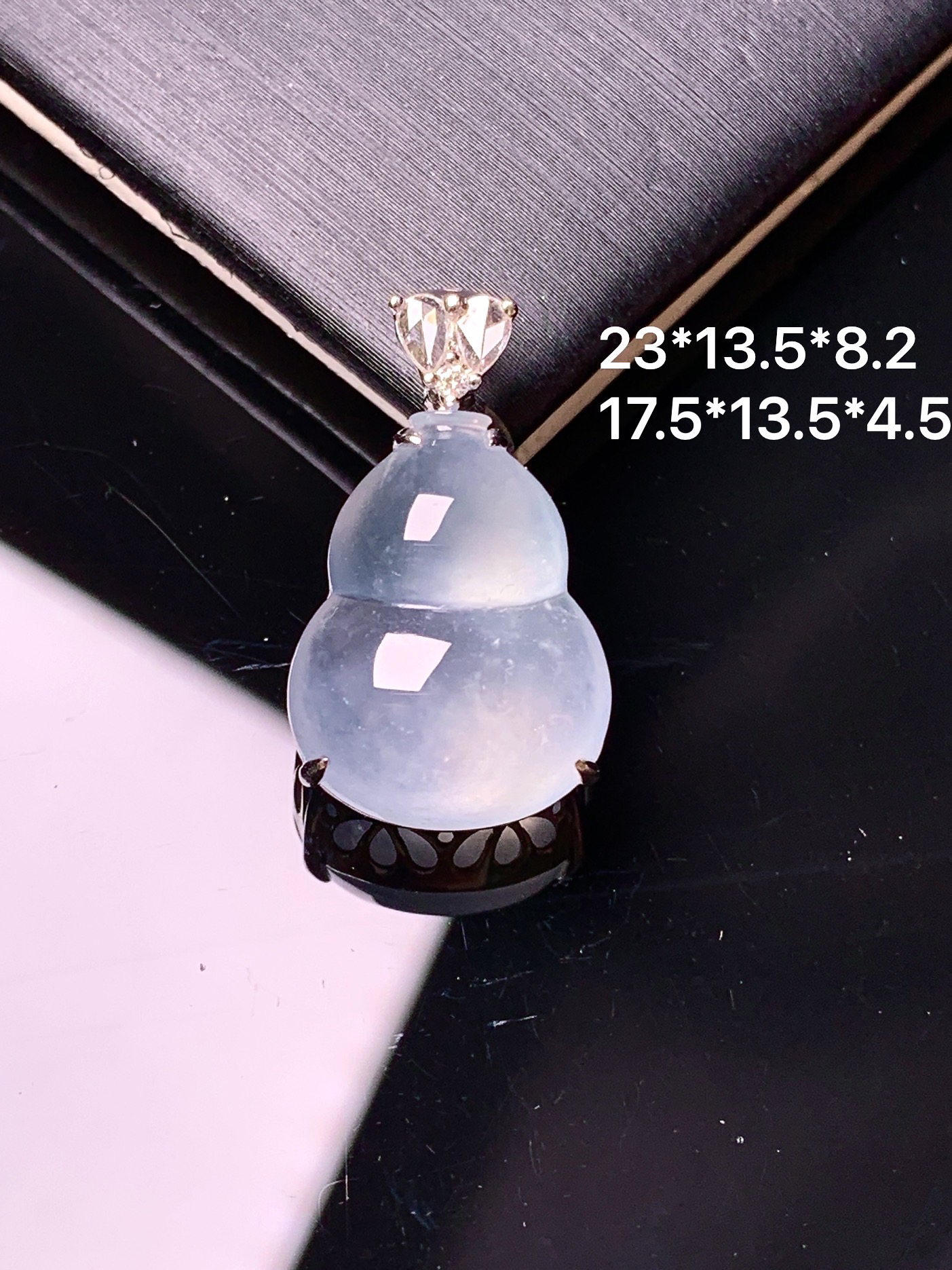 18k金钻镶嵌冰种葫芦吊坠 玉质细腻 色泽艳丽清新 水润亮眼 整体尺寸23*13.5*8.2g2