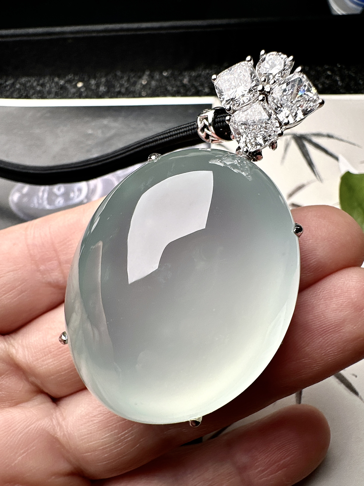 【冰种天空蓝大蛋面】鸽子蛋，珍藏品，晶莹剔透，起强荧光，冰润动人。18k金钻镶嵌，裸石尺寸43*35*18.2毫米