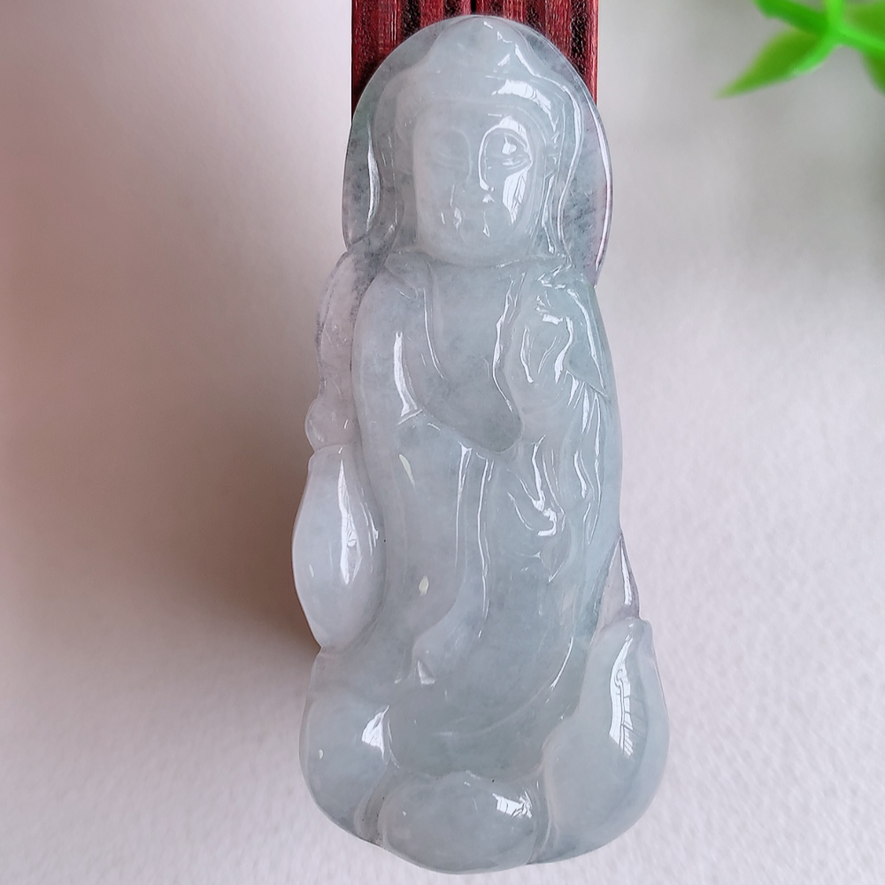 冰润精雕观音吊坠，法相端庄大气，工艺精湛，种色浓郁，细腻饱满冰润，种老水足，收藏佳品，佩戴大气  W