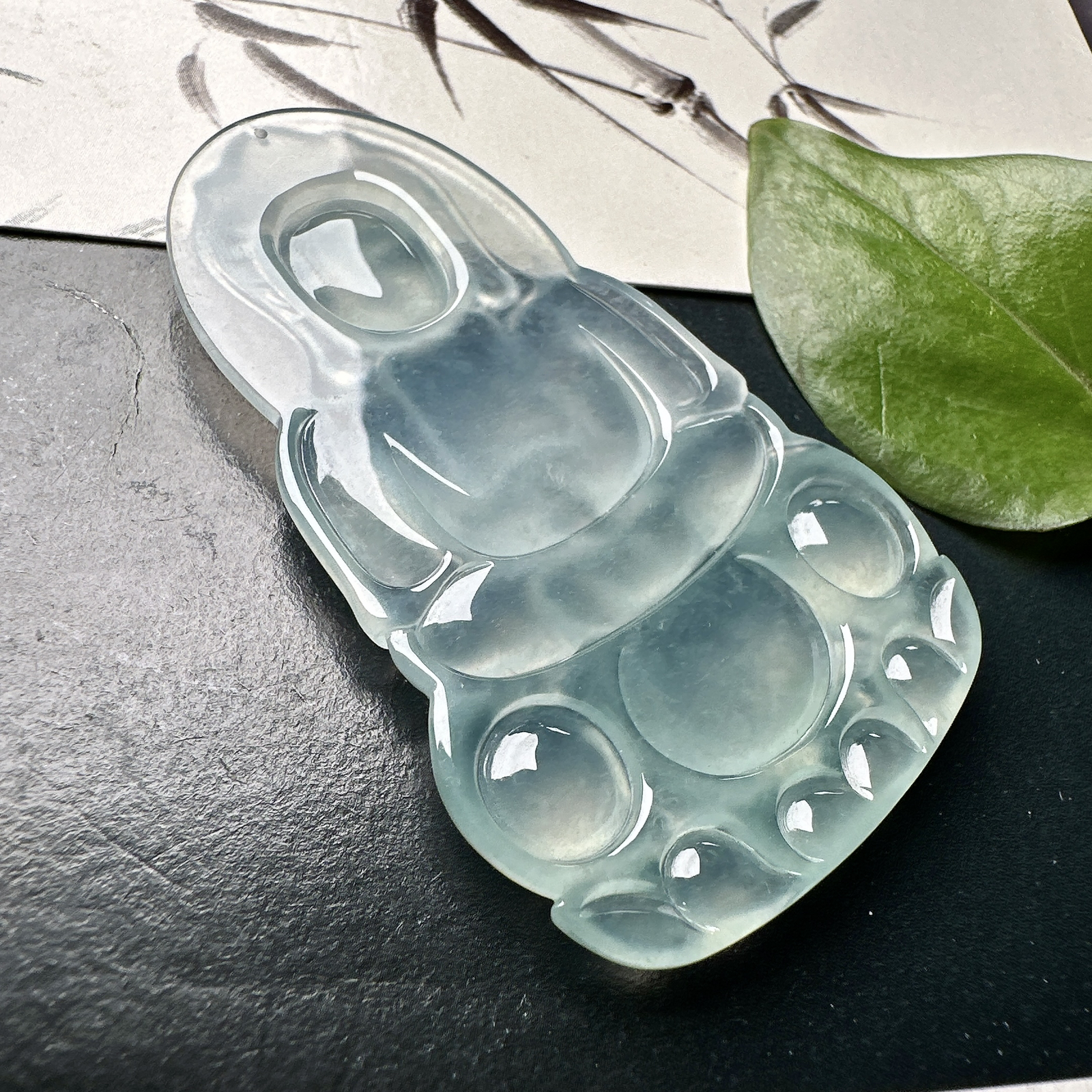 【冰种正装观音】质地细腻，通透度上佳，冰感十足，适合佩戴，收藏品质