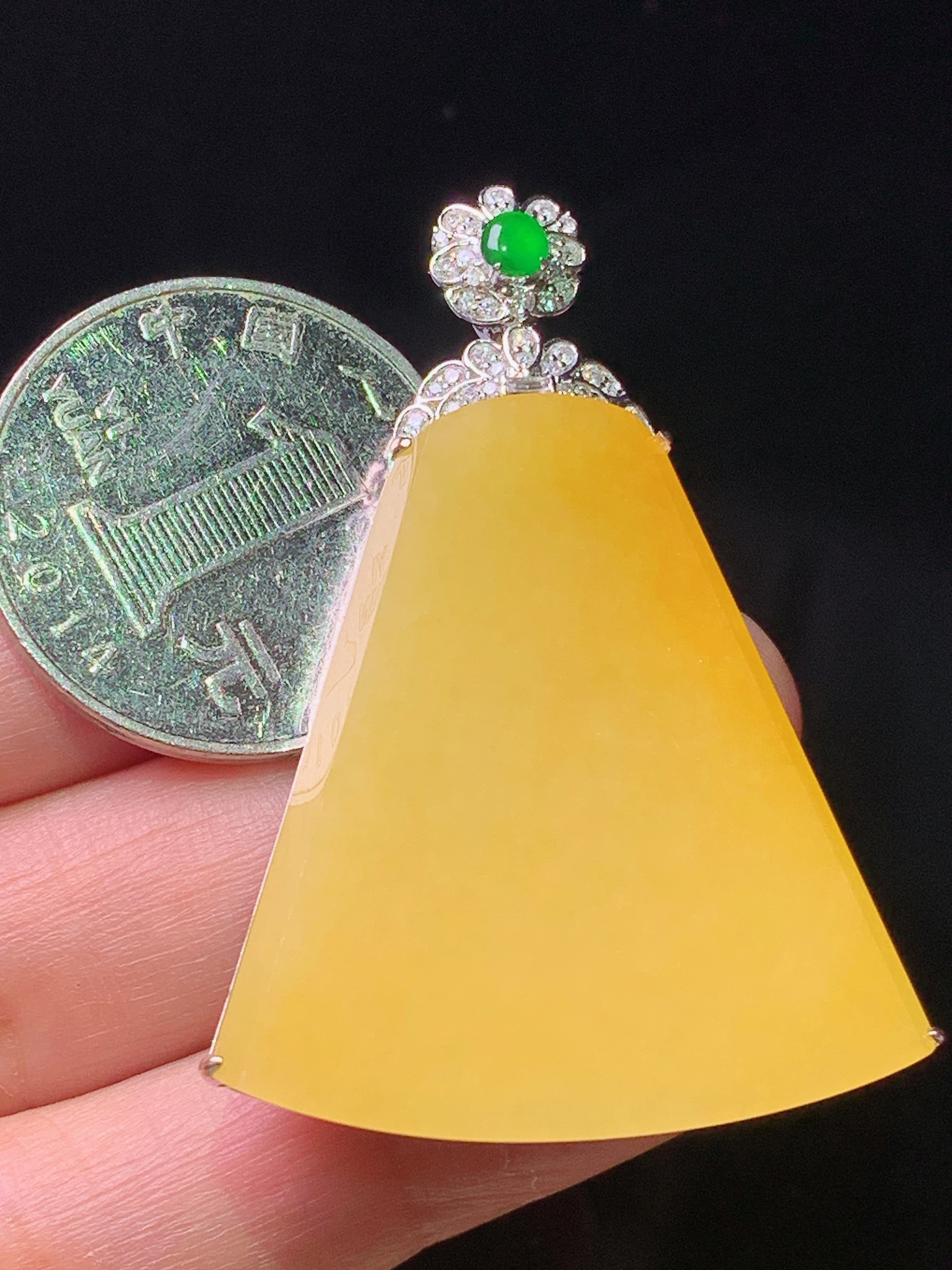 18k金钻镶嵌黄翡无事牌吊坠 玉质细腻 色泽艳丽清新 水润亮眼 整体尺寸48*33*7.6m5