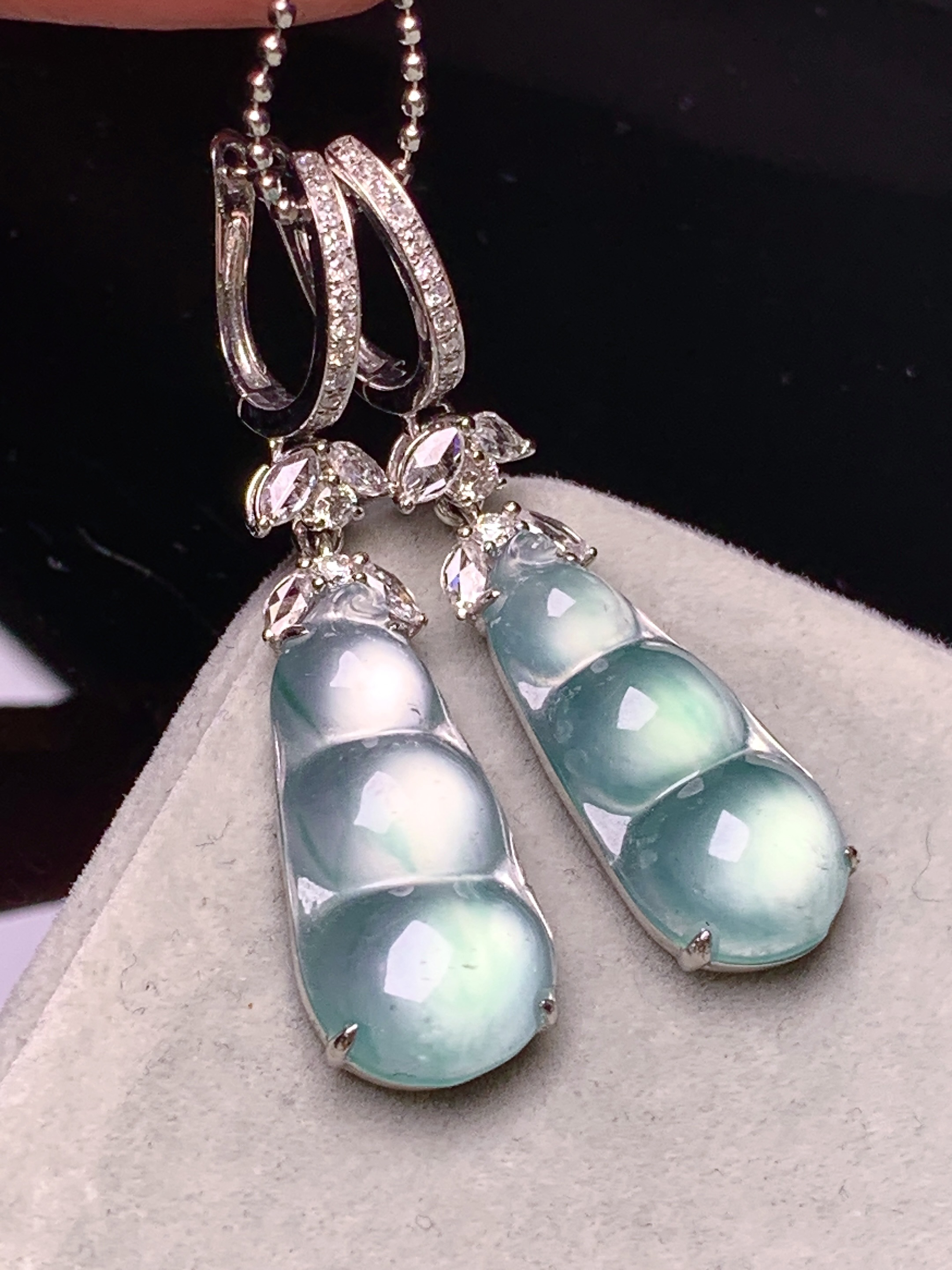 18k金钻镶嵌玻璃种四季豆耳坠 玉质细腻 色泽艳丽清新 水润亮眼 整体尺寸41.3*10.3*4.6m5