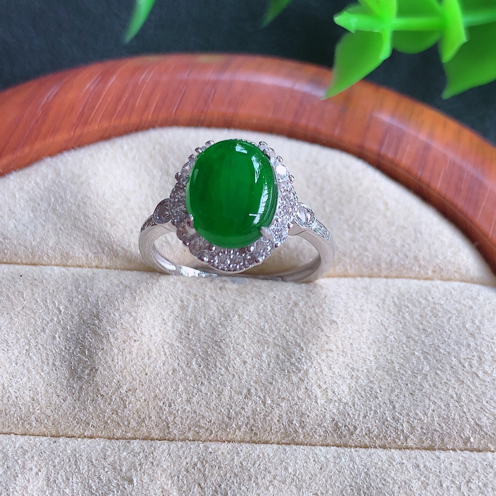 冰润满绿精美环形翡翠戒指  玉质细腻  冰清玉润  飘花灵动  颜色漂亮  W502.28   内径尺寸：17-13-7.8mm  裸石尺寸：10-8mm