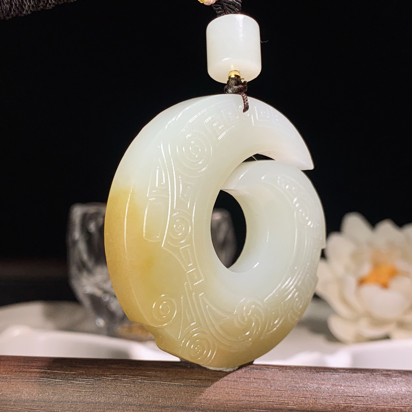 新疆和田玉且末糖时来运转挂件。尺寸50/10重50克 玉质细腻油润 底色纯净 脂粉好，品质好。lt2