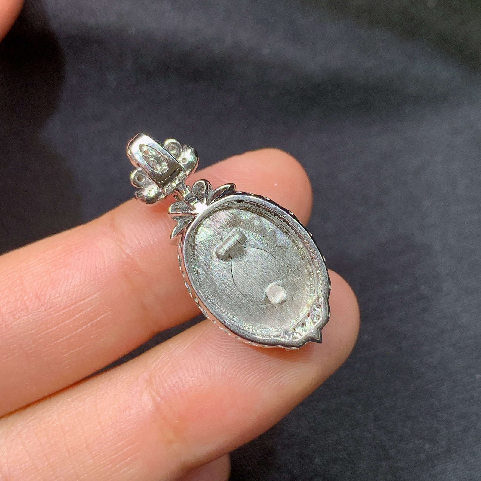 阳绿蛋面吊坠，18k金镶嵌，冰润色阳，玉质细腻，种水足，Lp 尺寸28.4*13.3*8.1