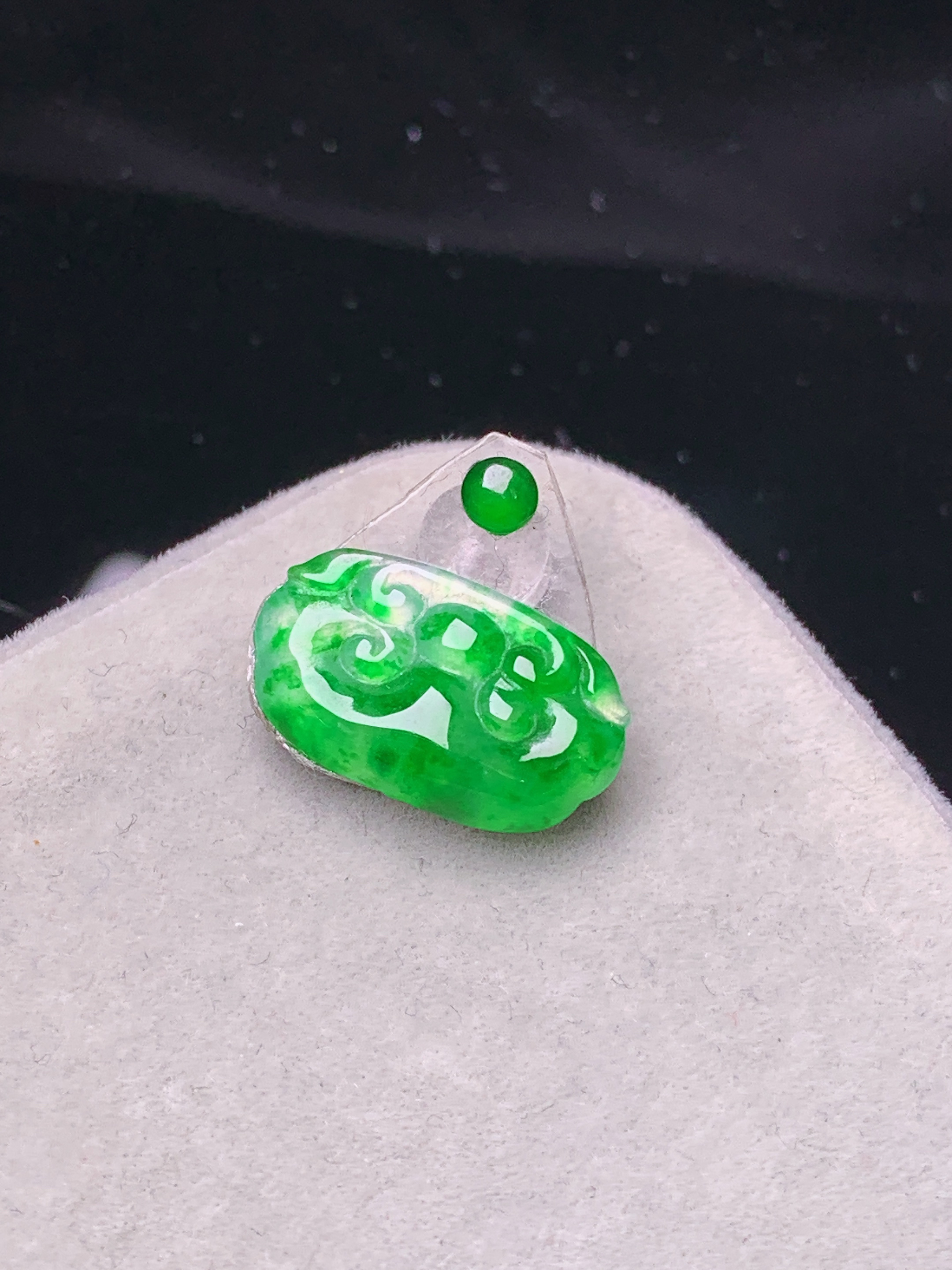 镶嵌款 翠绿如意玉质细腻 色泽艳丽清新 水润亮眼 整体尺寸8.3*14.8*2.5*2x