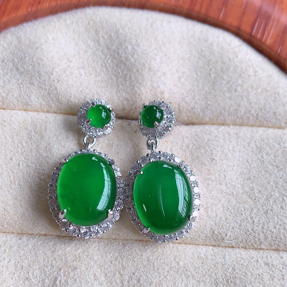 冰满绿翡翠925银镶嵌耳钉，自然光实拍，翠色灵动，颜色漂亮，种老水足，品相佳，佩戴佳品！W502.28  取一整体尺寸：20.5-10.8-6.3mm  裸石尺寸：10-7.6mm