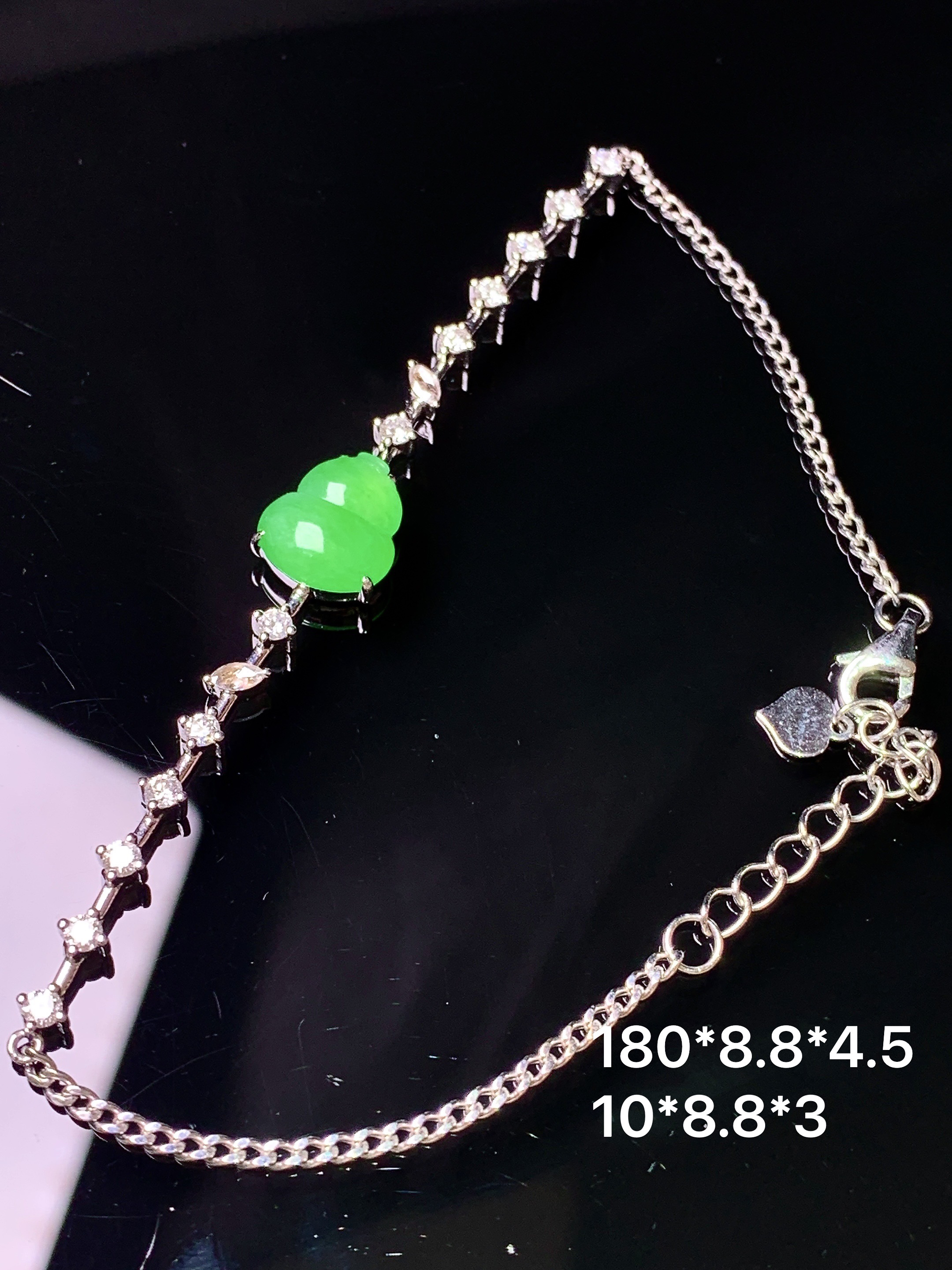 18k金钻镶嵌翠绿葫芦手链 玉质细腻 色泽艳丽清新 水润亮眼 整体尺寸180*8.8*4.5m5