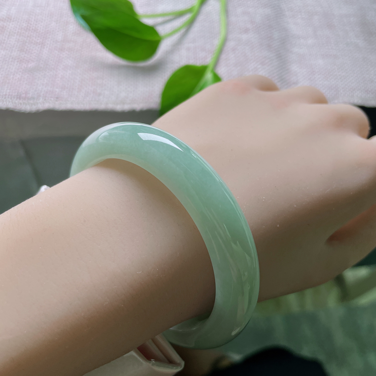 尺寸：55.8/11.7/7.9，淡绿底正圈，澄澈干净，似春日新芽，水润细腻，棉线。