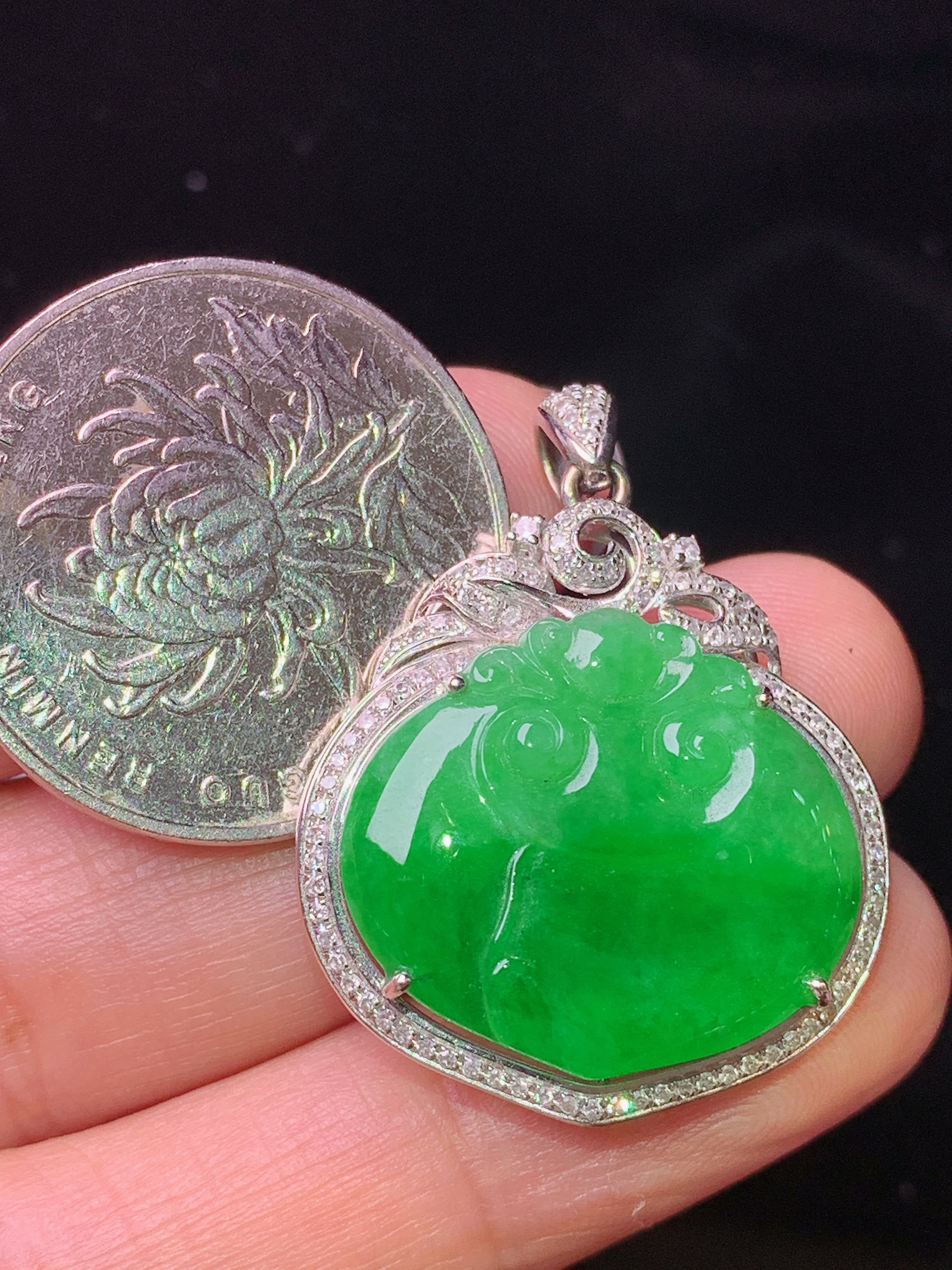 18k金钻镶嵌翠绿如意吊坠 玉质细腻 色泽艳丽清新 水润亮眼 整体尺寸33.5*25*7m5