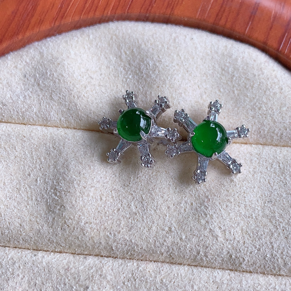 冰满绿翡翠925银镶嵌耳钉，自然光实拍，翠色灵动，颜色漂亮，种老水足，品相佳，佩戴佳品！W502.28  取一整体尺寸：12.8-5.5mm  裸石尺寸：4.8mm