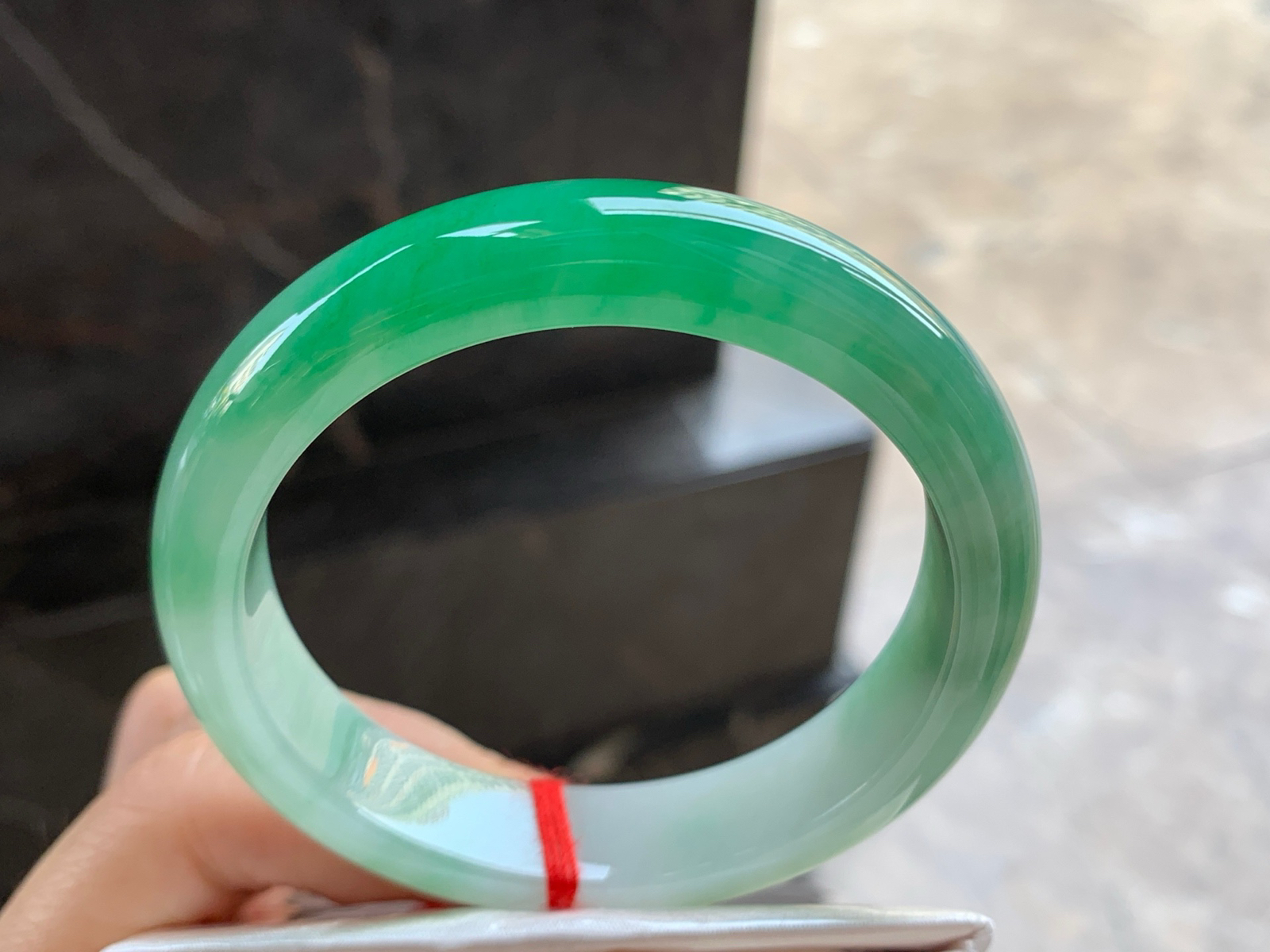 56-12.6-8.7

辣绿色手镯^_^颜色鲜艳 玉质温润