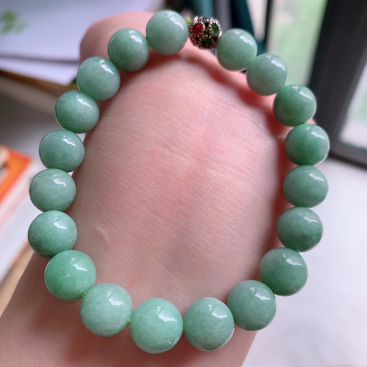 自然光实拍，冰润满绿圆珠手链   翡翠手串，种老水足，冰清玉润   颜色漂亮  #001.1取一尺寸9.5mm