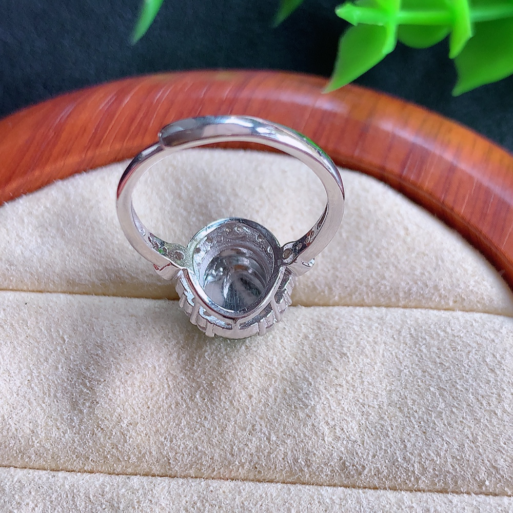 冰润满绿精美环形翡翠戒指  玉质细腻  冰清玉润  飘花灵动  颜色漂亮  W502.28   内径尺寸：17-13-7.8mm  裸石尺寸：10-8mm