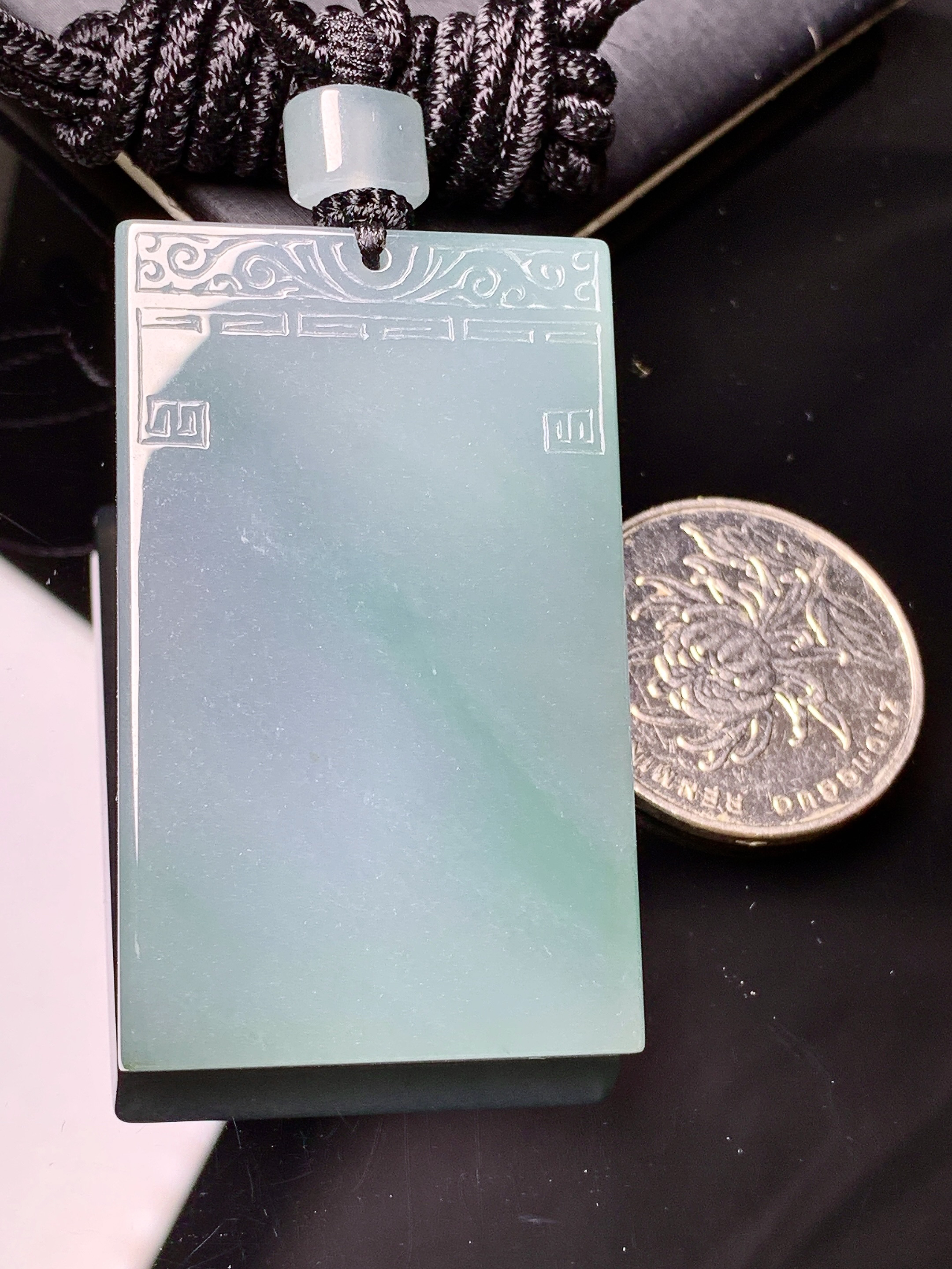 飘绿无事牌吊坠 玉质细腻 色泽艳丽清新 水润亮眼 整体尺寸50.5*30.2*5.8L1