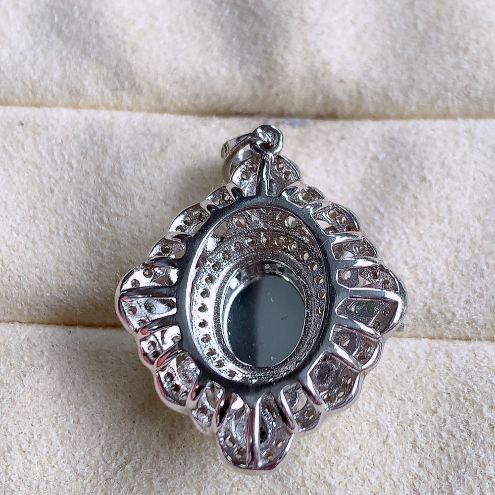 冰润飘绿蛋面翡翠吊坠，925银镶嵌 质地细腻，清秀高雅，饱满圆润  款式大方经典，颜色鲜艳，沁人心脾，高质量精品   W502.28  整体尺寸：25.5-20-8.8mm   裸石尺寸：10-8mm