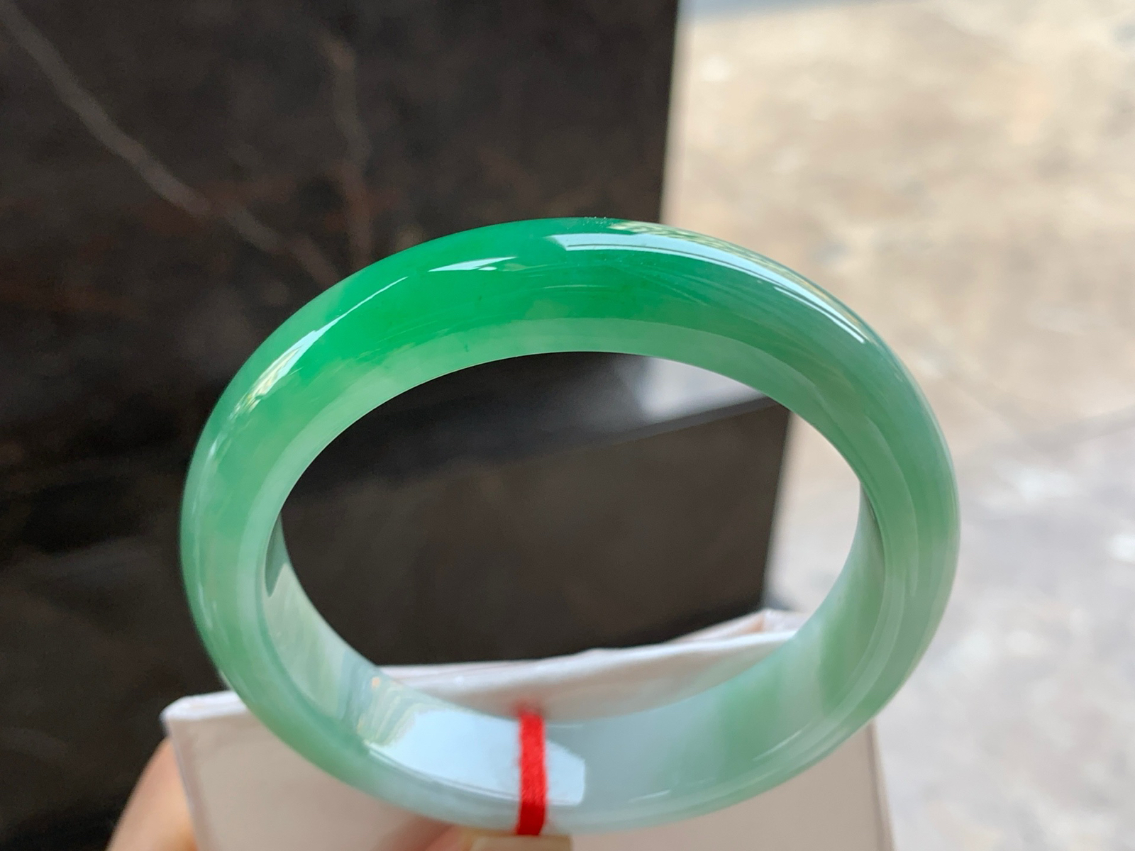 56-12.6-8.7

辣绿色手镯^_^颜色鲜艳 玉质温润