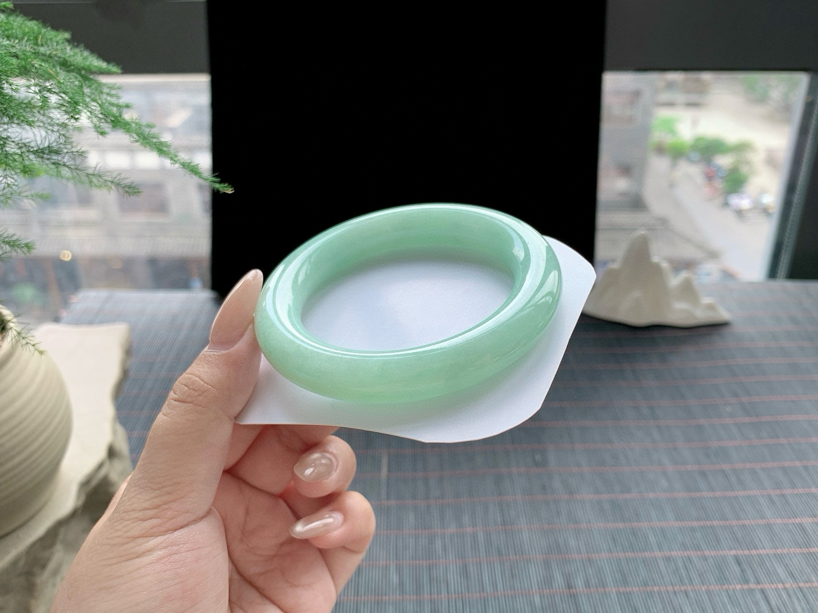 果绿圆条手镯，条形大气
尺寸：53.3-11.3-11.3