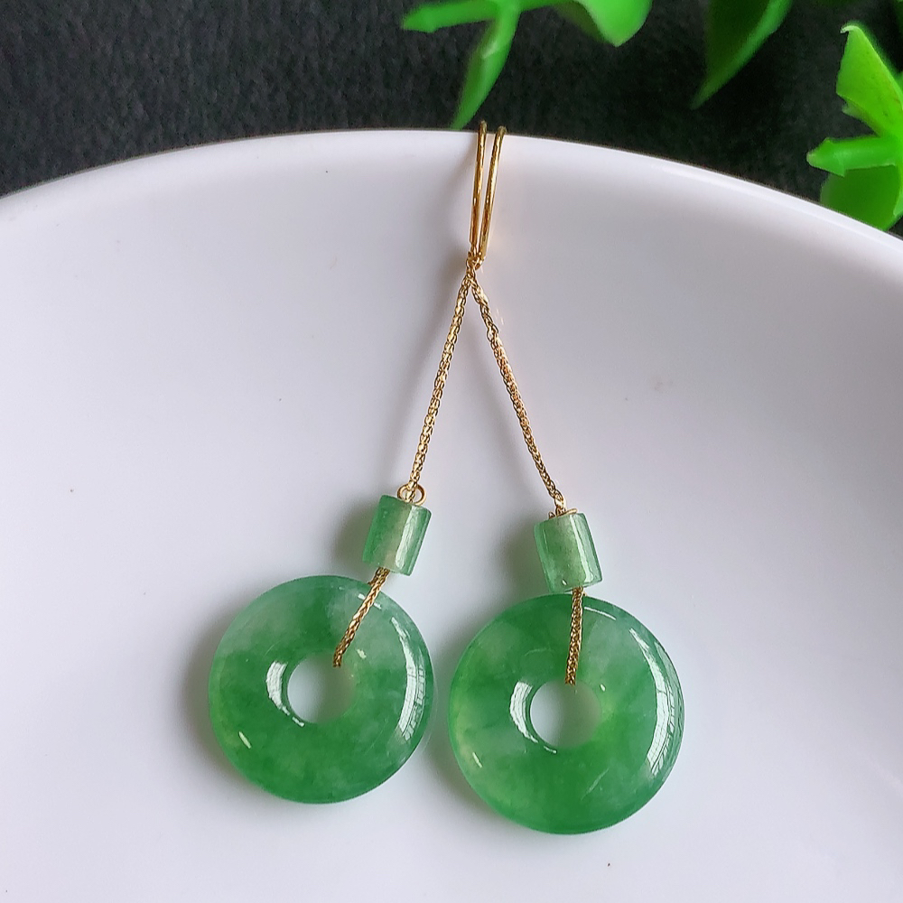 18k金冰满绿翡翠耳钉，自然光实拍，翠色灵动，颜色漂亮，种老水足，品相佳，佩戴佳品！W01.28  取一整体尺寸：13.5-3mm