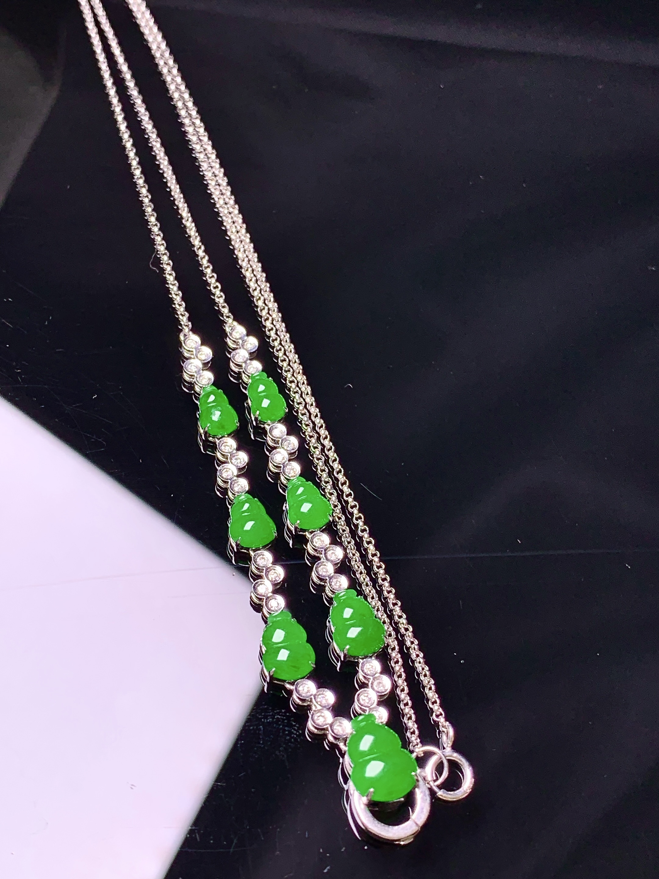18k金钻镶嵌满绿葫芦多用项链 玉质细腻 色泽艳丽清新 水润亮眼 整体尺寸58*6.7*4.5y4
