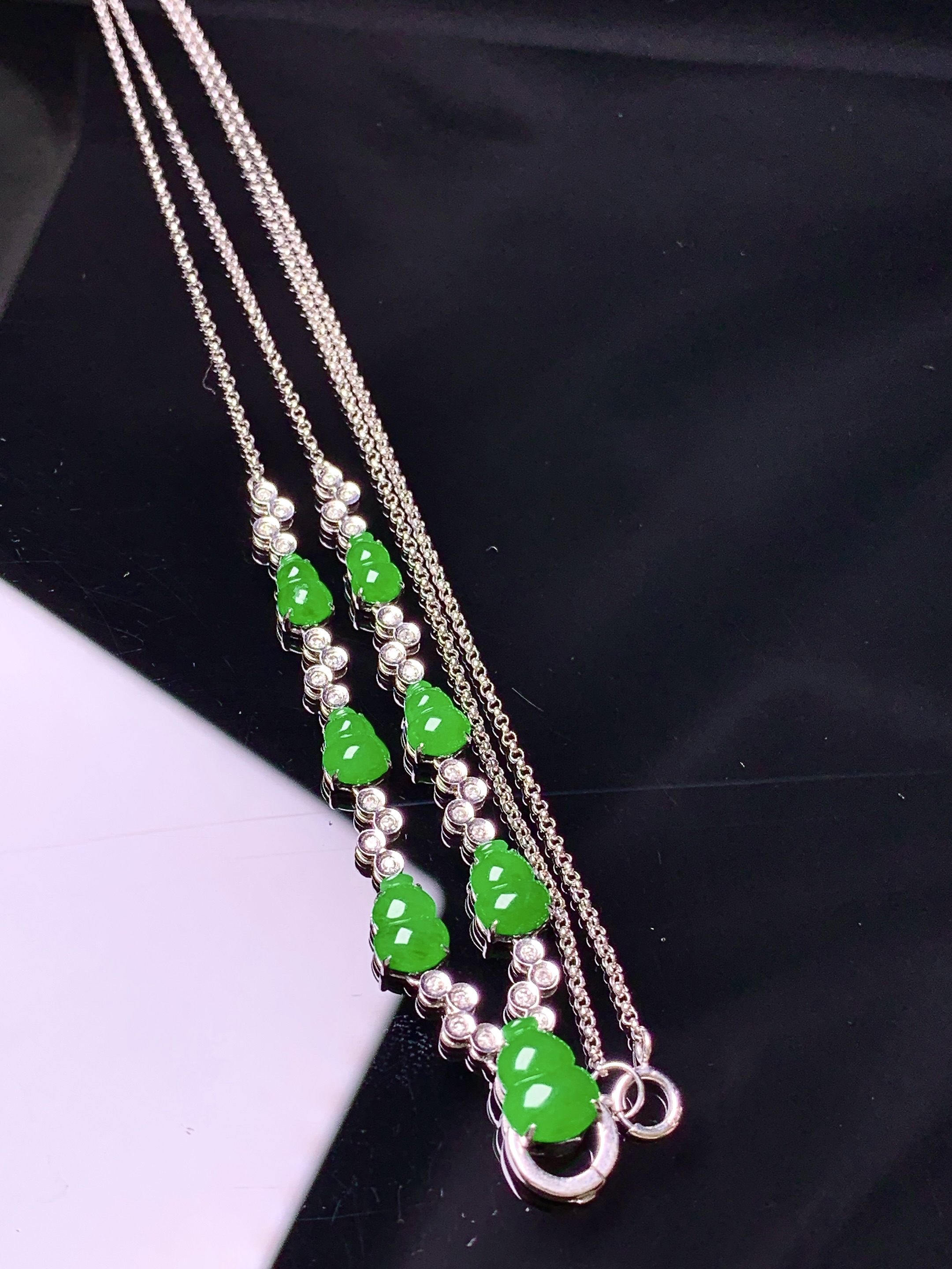 18k金钻镶嵌满绿葫芦多用项链 玉质细腻 色泽艳丽清新 水润亮眼 整体尺寸58*6.7*4.5y4
