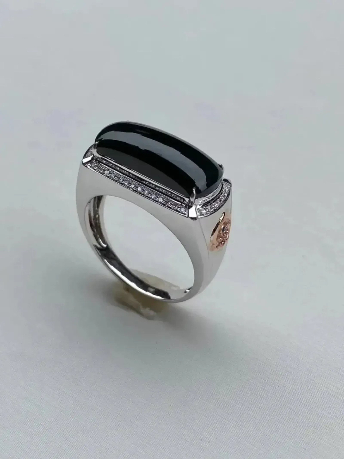 墨翠：【马鞍戒指】18K金+南非钻镶嵌，细腻干净，黑度极黑，性价比高·做工精致，打灯透绿 裸石尺寸：18.2*8.0