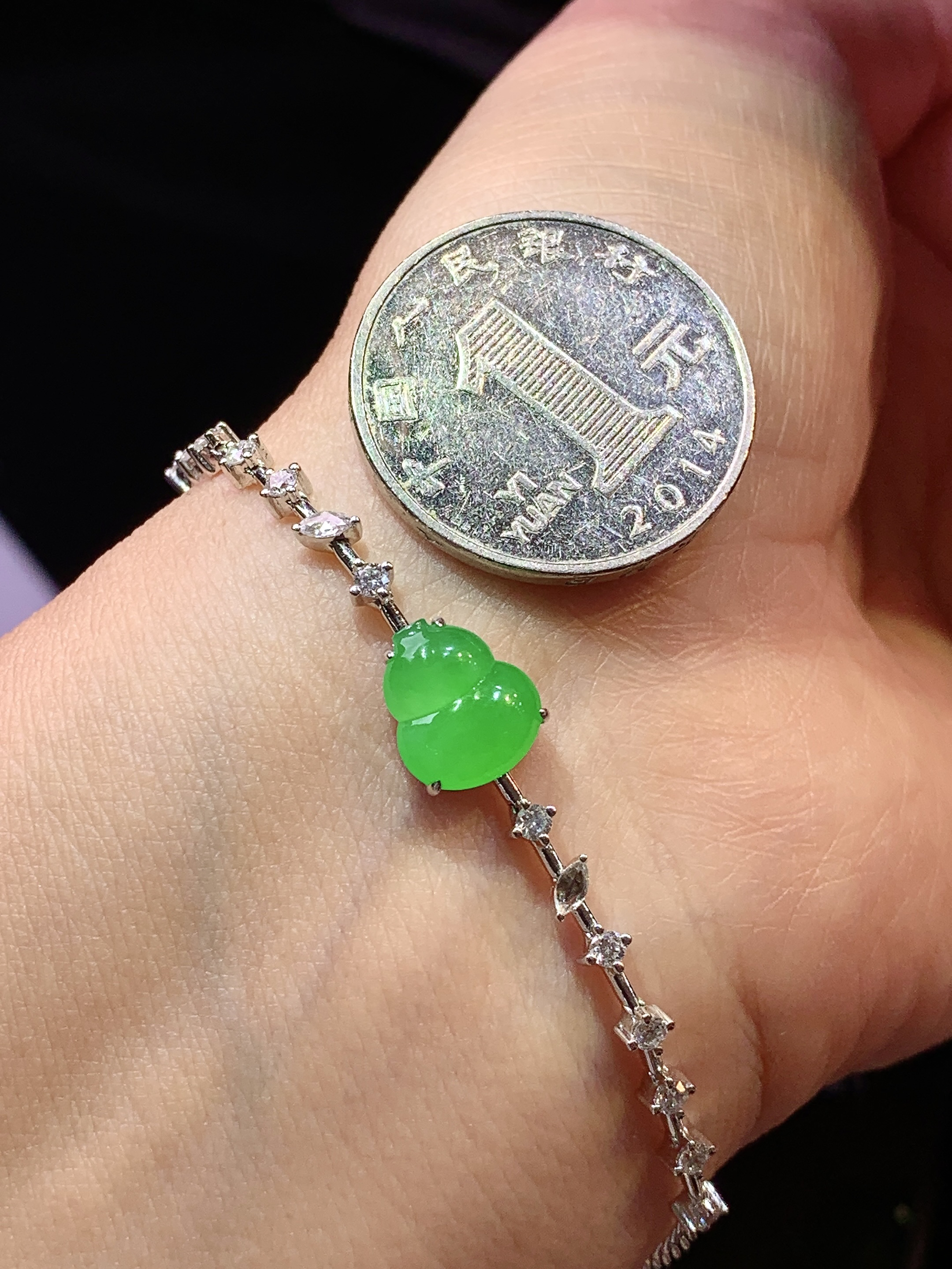 18k金钻镶嵌翠绿葫芦手链 玉质细腻 色泽艳丽清新 水润亮眼 整体尺寸180*8.8*4.5m5