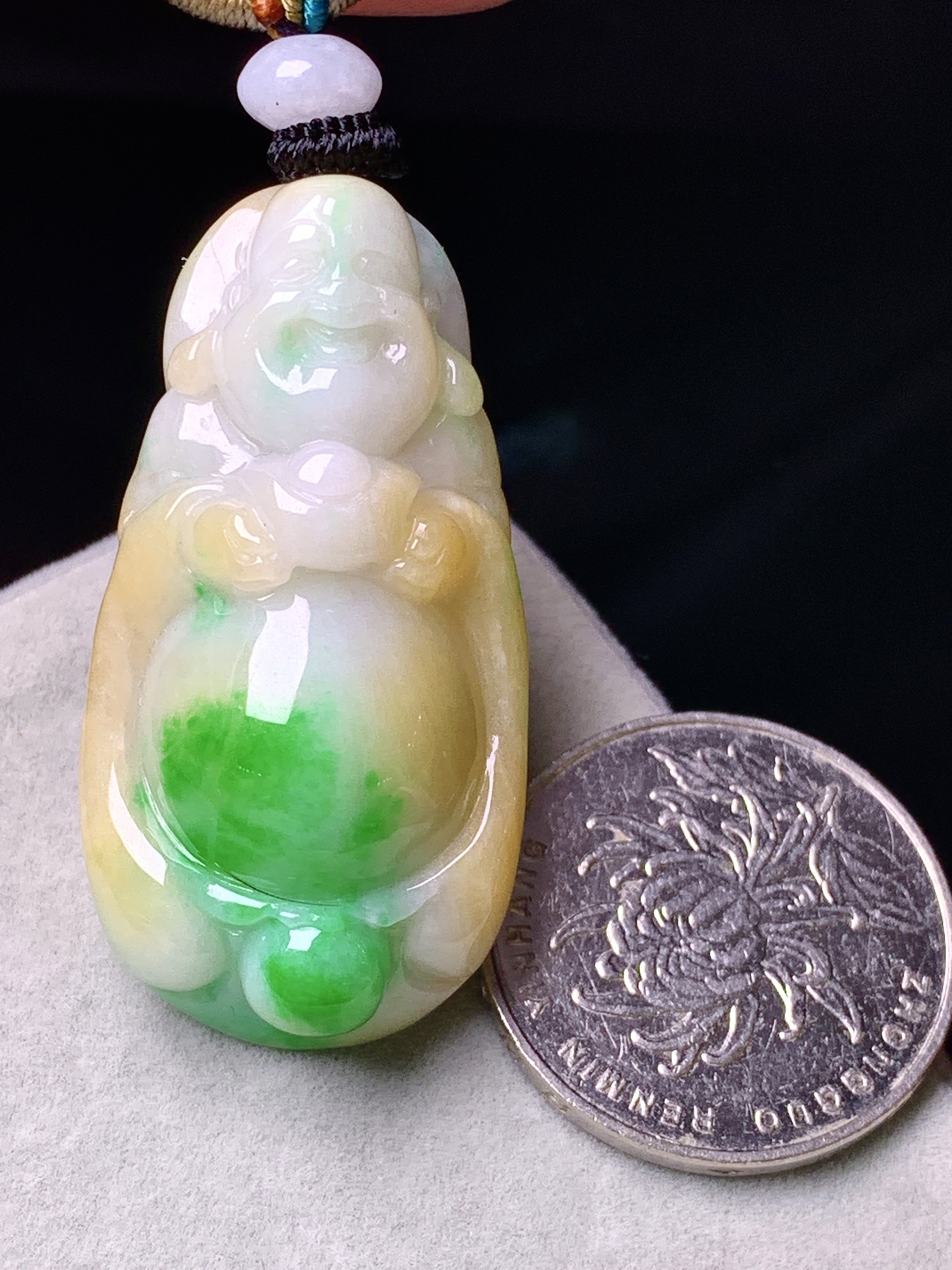 飘黄绿佛公吊坠 玉质细腻 色泽艳丽清新 水润亮眼 整体尺寸42.5*21.8*12.5w1