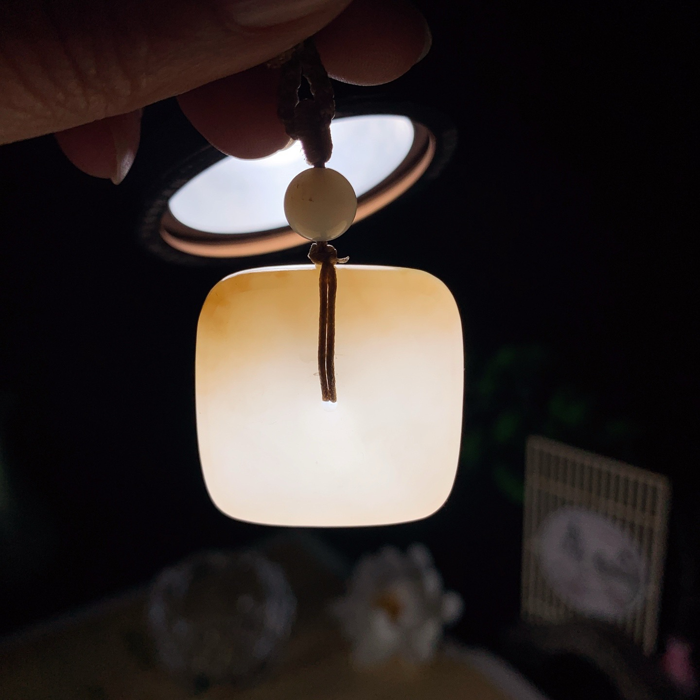 新疆和田玉且末糖四方扣挂件。尺寸31/8重22.5克 玉质细腻油润 底色纯净 脂粉好，品质好。lt260330