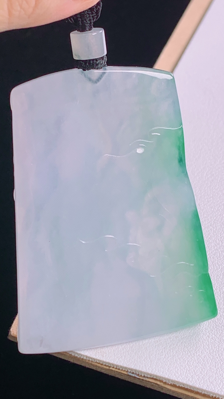 冰飘绿大势至菩萨
翠色灵动，雕工精湛
尺寸:69.4-61.8-46.0-6.4mm