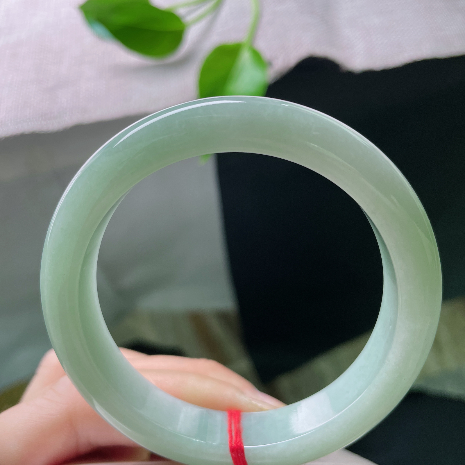 尺寸：55.8/11.7/7.9，淡绿底正圈，澄澈干净，似春日新芽，水润细腻，棉线。