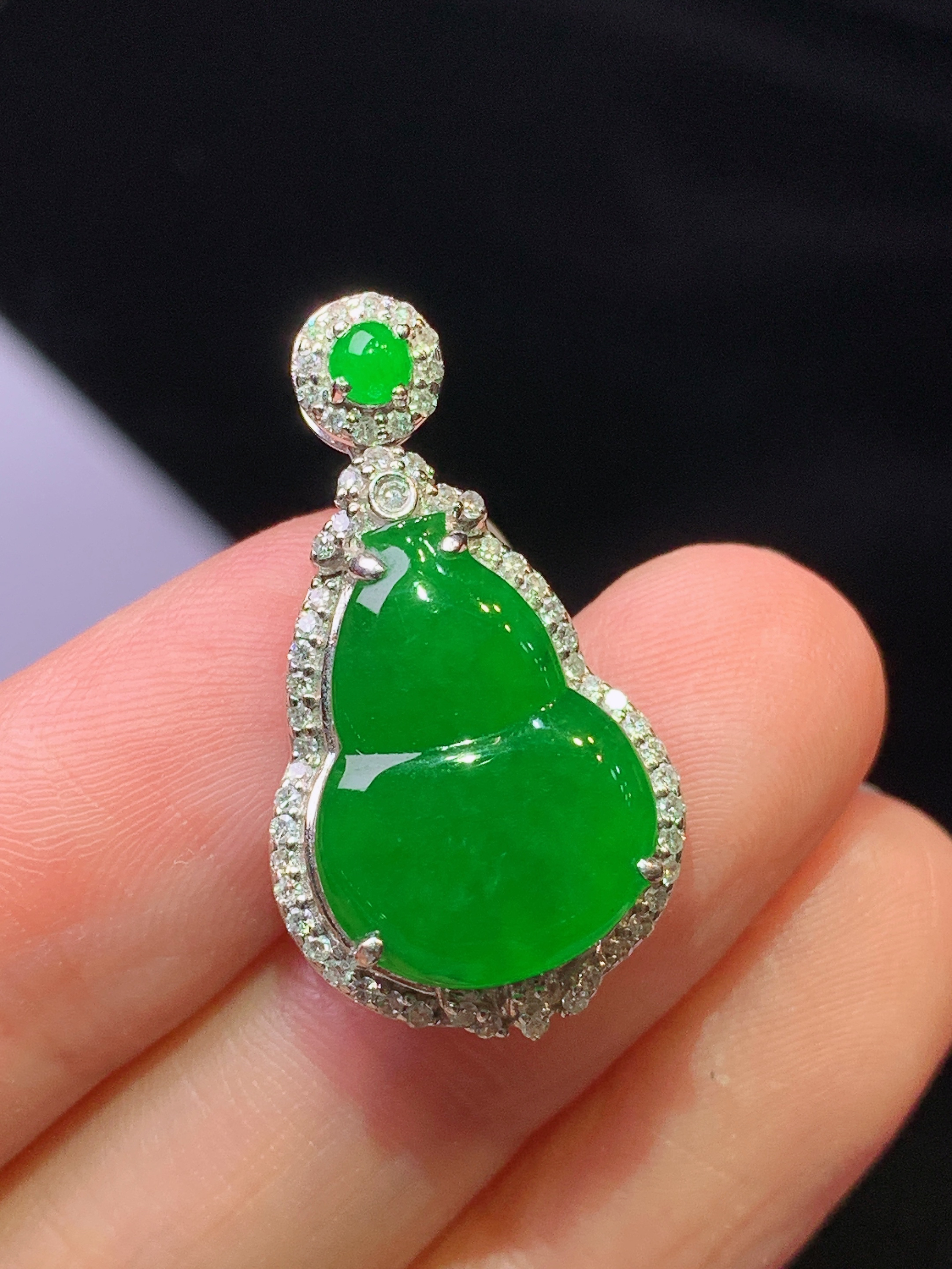 18k金钻镶嵌满绿葫芦吊坠 玉质细腻 色泽艳丽清新 水润亮眼 整体尺寸27.6*15.2*7.3b2