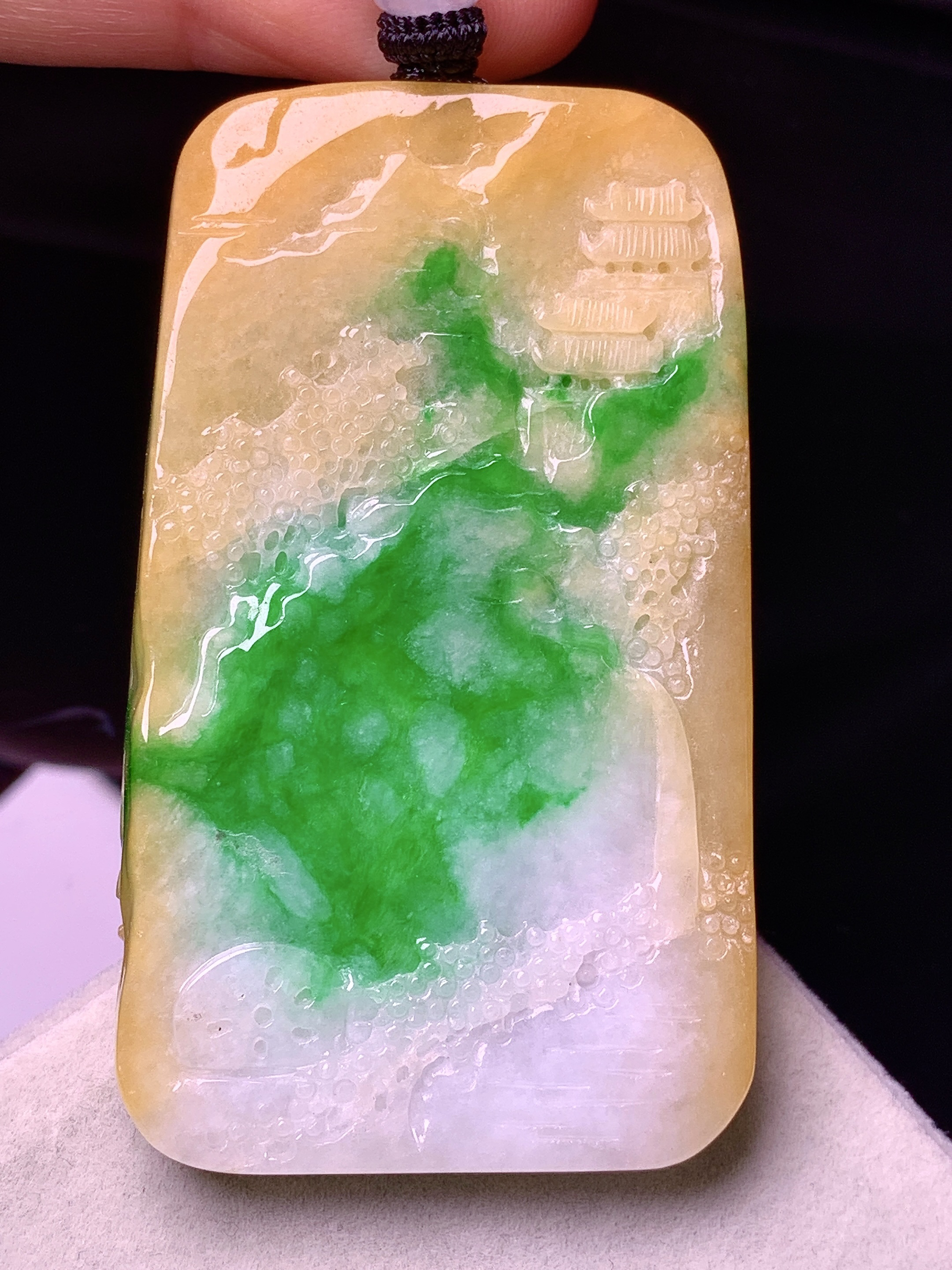 黄绿山水牌子吊坠 玉质细腻 色泽艳丽清新 水润亮眼 整体尺寸60.5*34.8*7.2w1