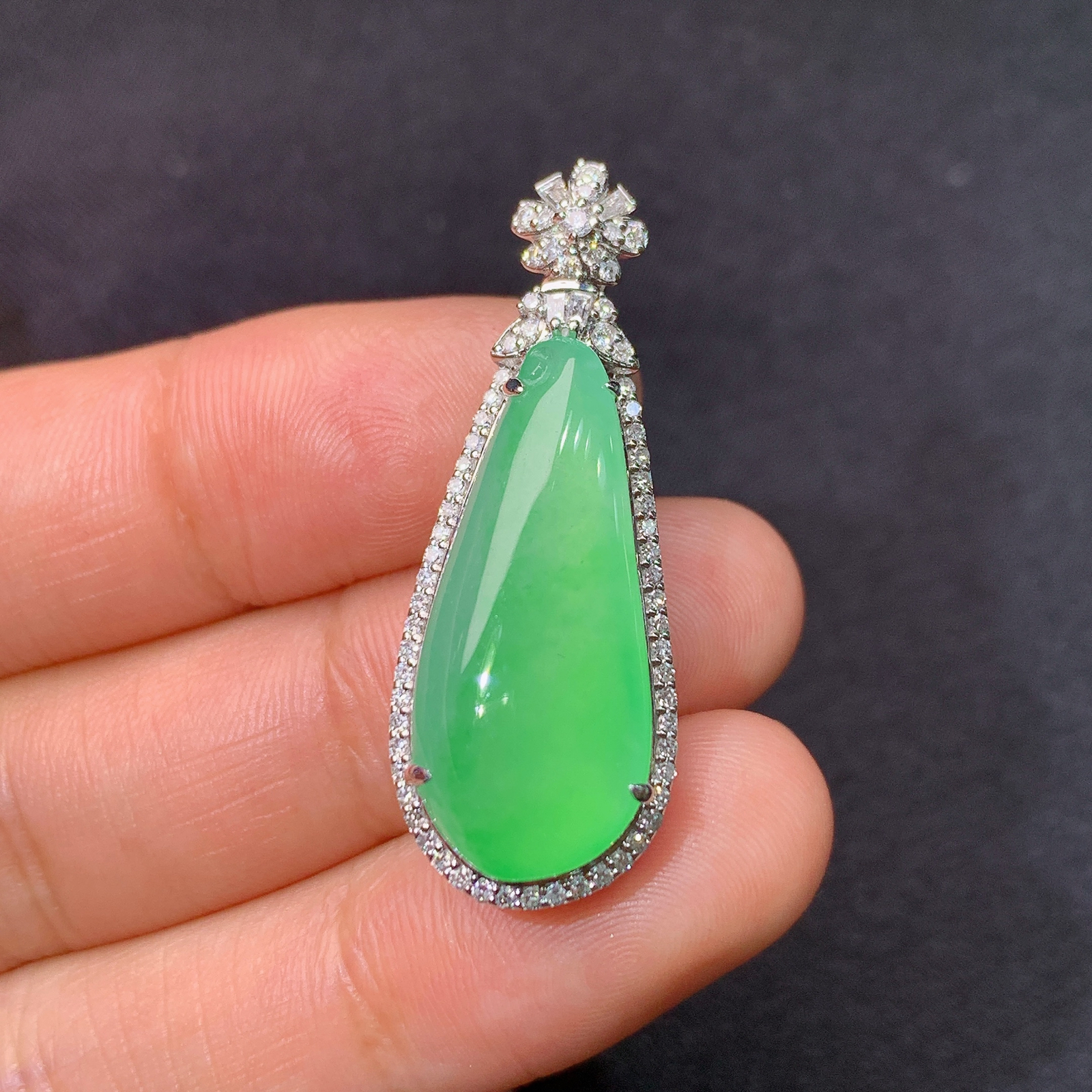 冰翠绿福瓜吊坠，18k金镶嵌，冰润色阳，玉质细腻，种水足，Xj 尺寸34.9*13.2*10.5 F1