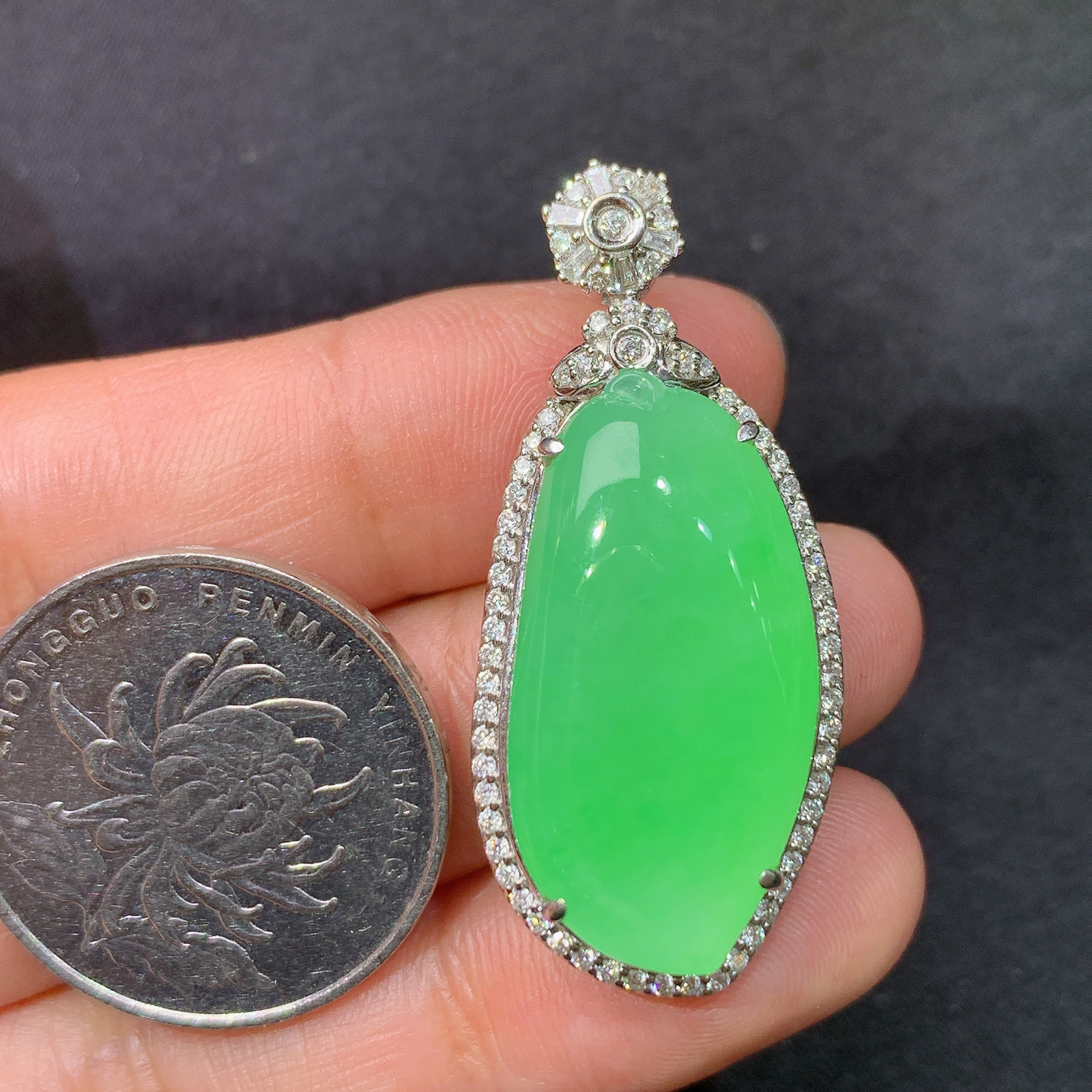 冰阳绿福瓜吊坠，18k金镶嵌，冰润色阳，玉质细腻，种水足，B1 尺寸39.3*17.2*9.9