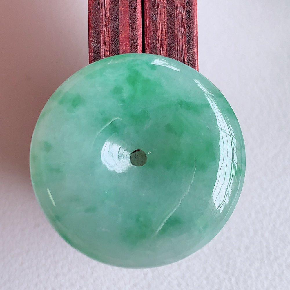 冰润飘花平安扣吊坠，厚装饱满，冰润剔透，细腻水足，种质润泽，飘花灵动，佩戴优雅大气，W57.28   尺寸：27-5.1mm