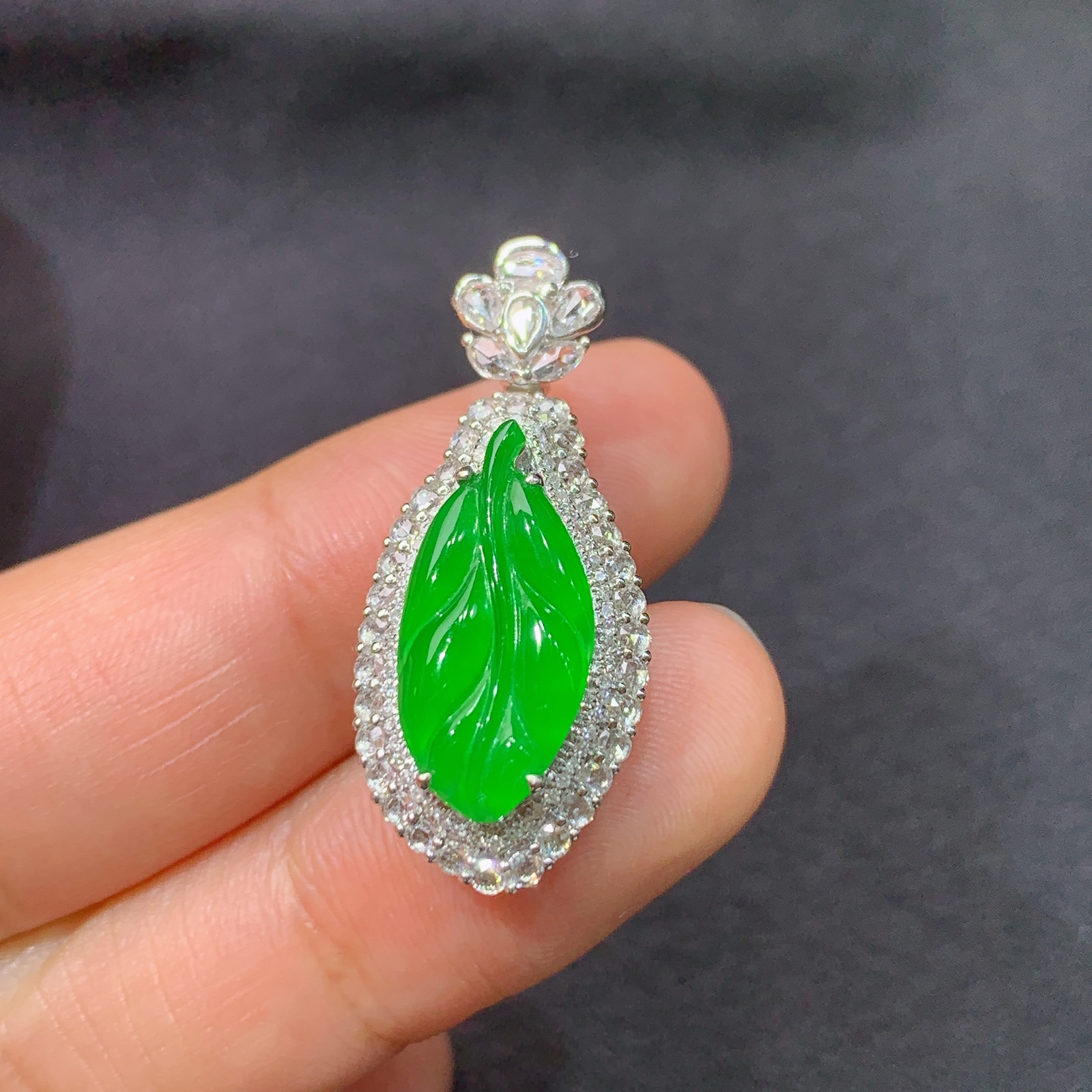 冰阳绿树叶吊坠，18k金镶嵌，冰润色阳，玉质细腻，种水足，C2