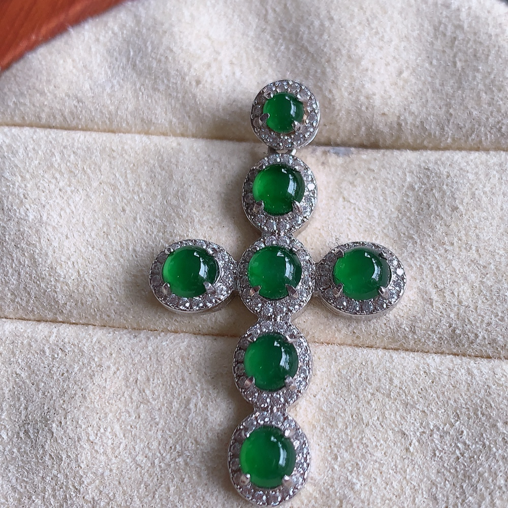 冰满绿翡翠925银镶嵌十字架挂件，自然光实拍，翠色灵动，颜色漂亮，种老水足，品相佳，佩戴佳品！W502.28  整体尺寸：36.5-21.5-4.6mm  裸石尺寸：4.2mm