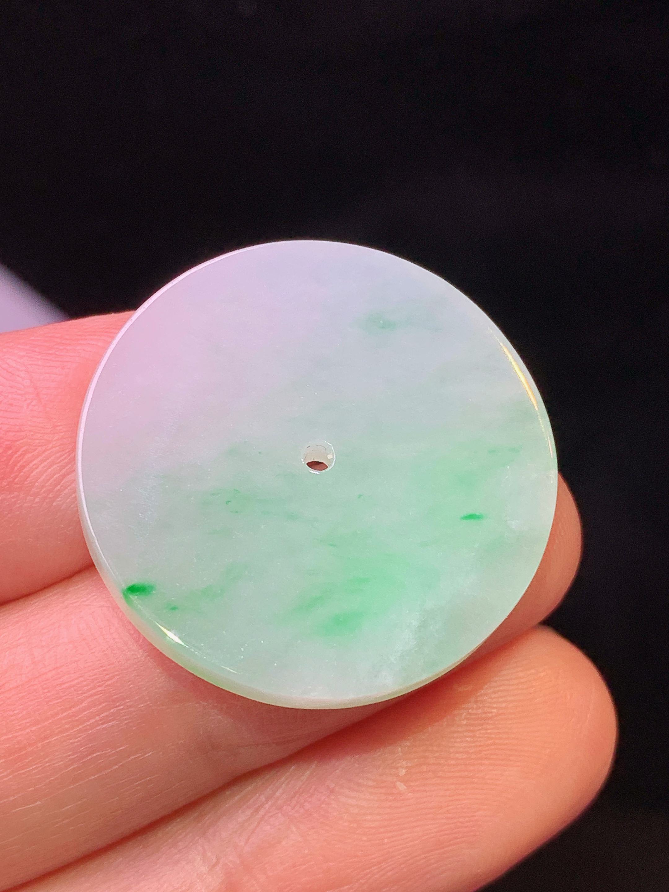 飘绿圆牌吊坠 玉质细腻 色泽艳丽清新 水润亮眼 整体尺寸25.2*3L2