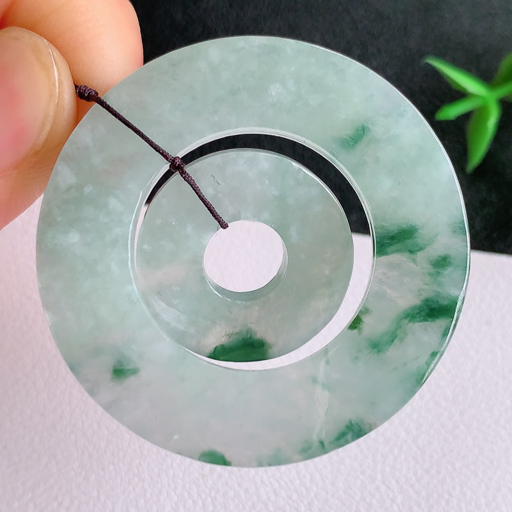 冰润飘花子母平安扣吊坠，厚装饱满，冰润剔透，细腻水足，种质润泽，飘花灵动，佩戴优雅大气，W49.28   尺寸：42.5-3.6mm