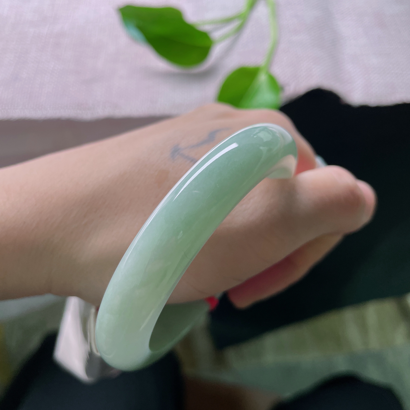 尺寸：55.8/11.7/7.9，淡绿底正圈，澄澈干净，似春日新芽，水润细腻，棉线。