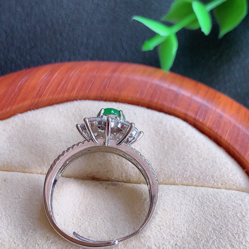 冰润满绿精美环形翡翠戒指  玉质细腻  冰清玉润  飘花灵动  颜色漂亮  W815.28   内径尺寸：18.5-13-8.4mm  裸石尺寸：5.8mm