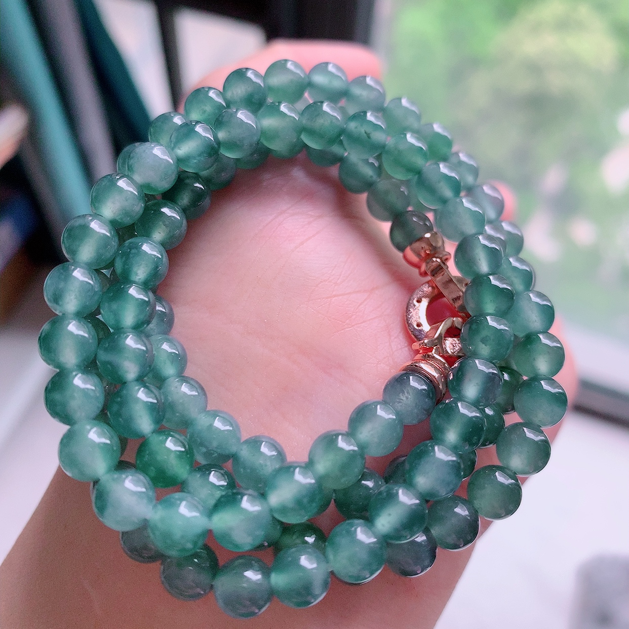 自然光实拍，冰种满色飘绿圆珠项链  翡翠珠链 （装饰扣）玉质细腻  冰清玉润  颜色漂亮  #001