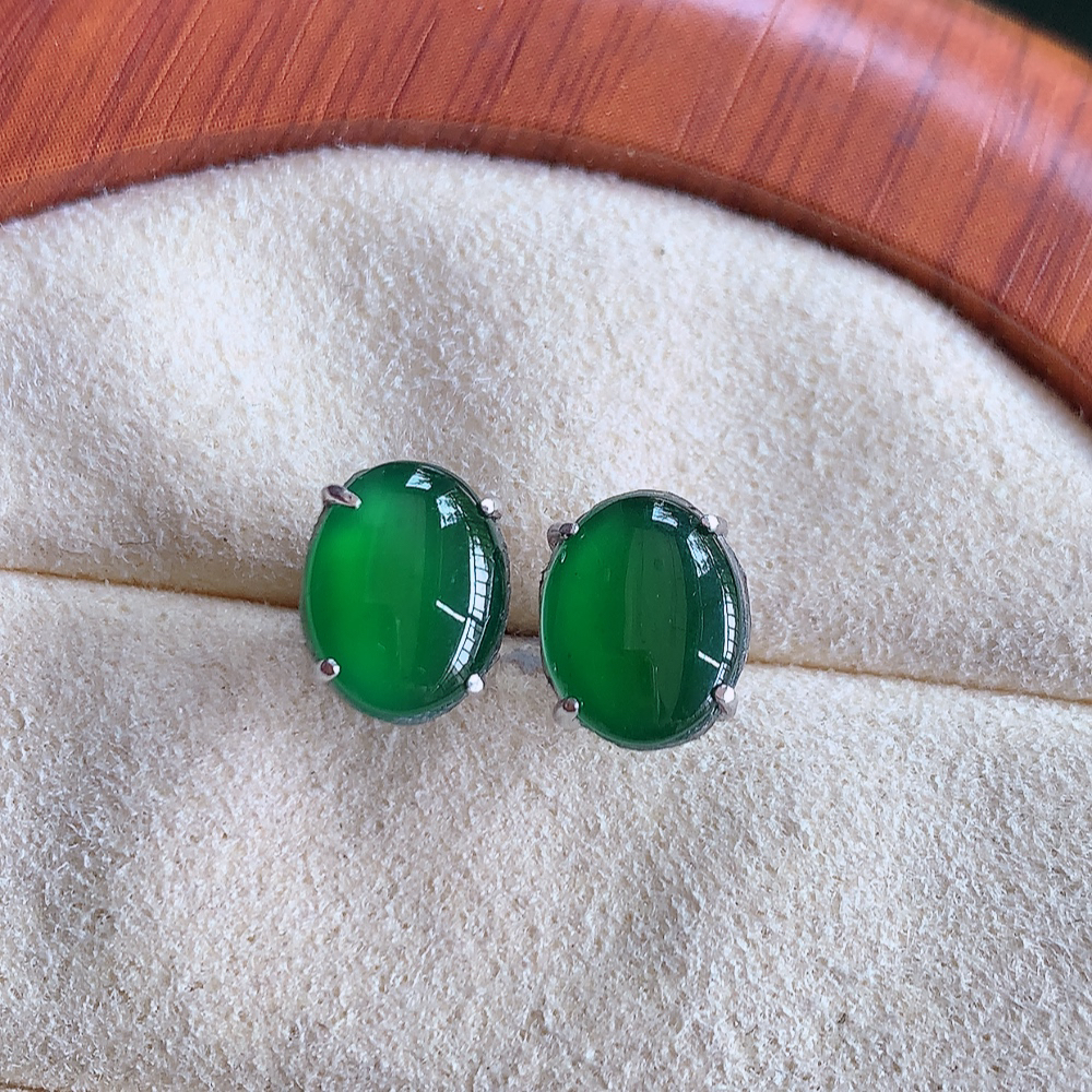 冰满绿翡翠925银镶嵌蛋面耳钉，自然光实拍，翠色灵动，颜色漂亮，种老水足，品相佳，佩戴佳品！W815.28  取一整体尺寸：8.8-6.8-4mm  裸石尺寸：8.8-6.8mm