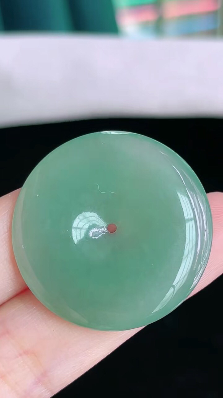 【翡翠名称】老坑种满色冰绿平安扣吊坠
【翡翠尺寸】31.6/5mm
【翡翠描述】宝贝种老水足，玉质细腻，色泽靓丽，性价比高，佩戴效果好！
【其它赠送】权威证书/精美挂绳盒子/支持全国复检