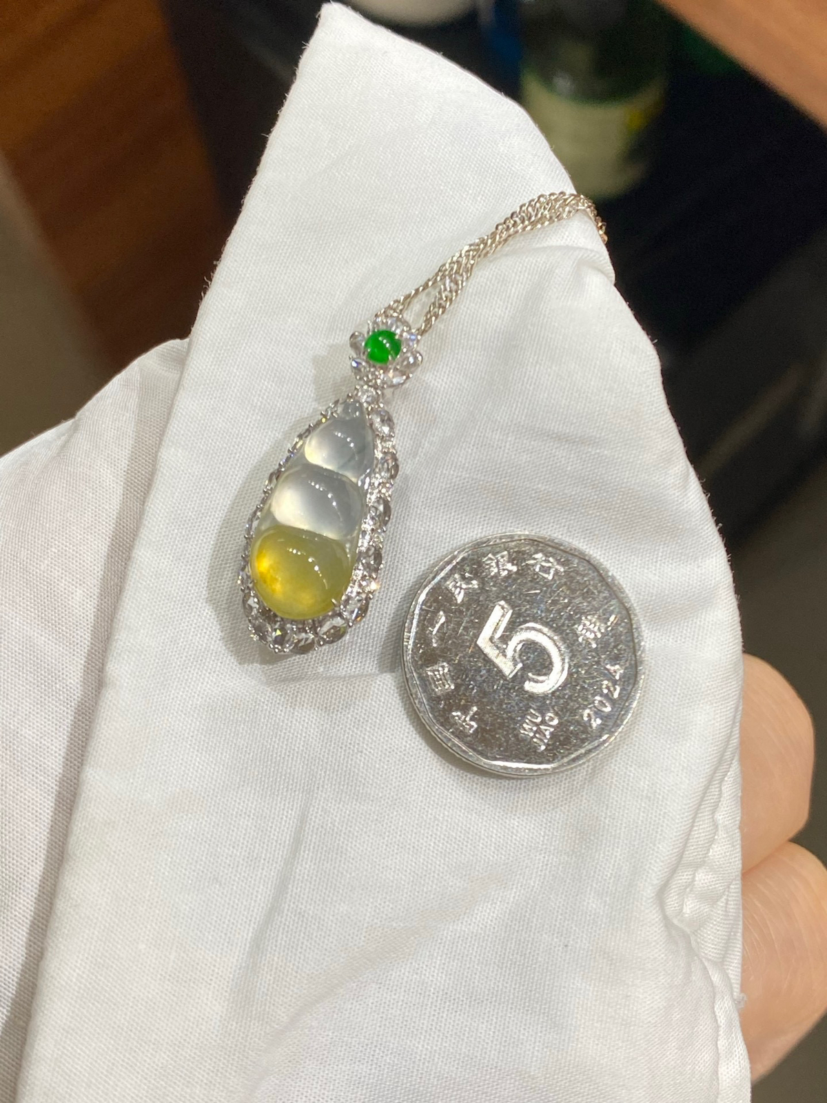 高冰 起光 黄翡 亮黄 色泽仙亮 18k

整体尺寸30.8-12-10.4