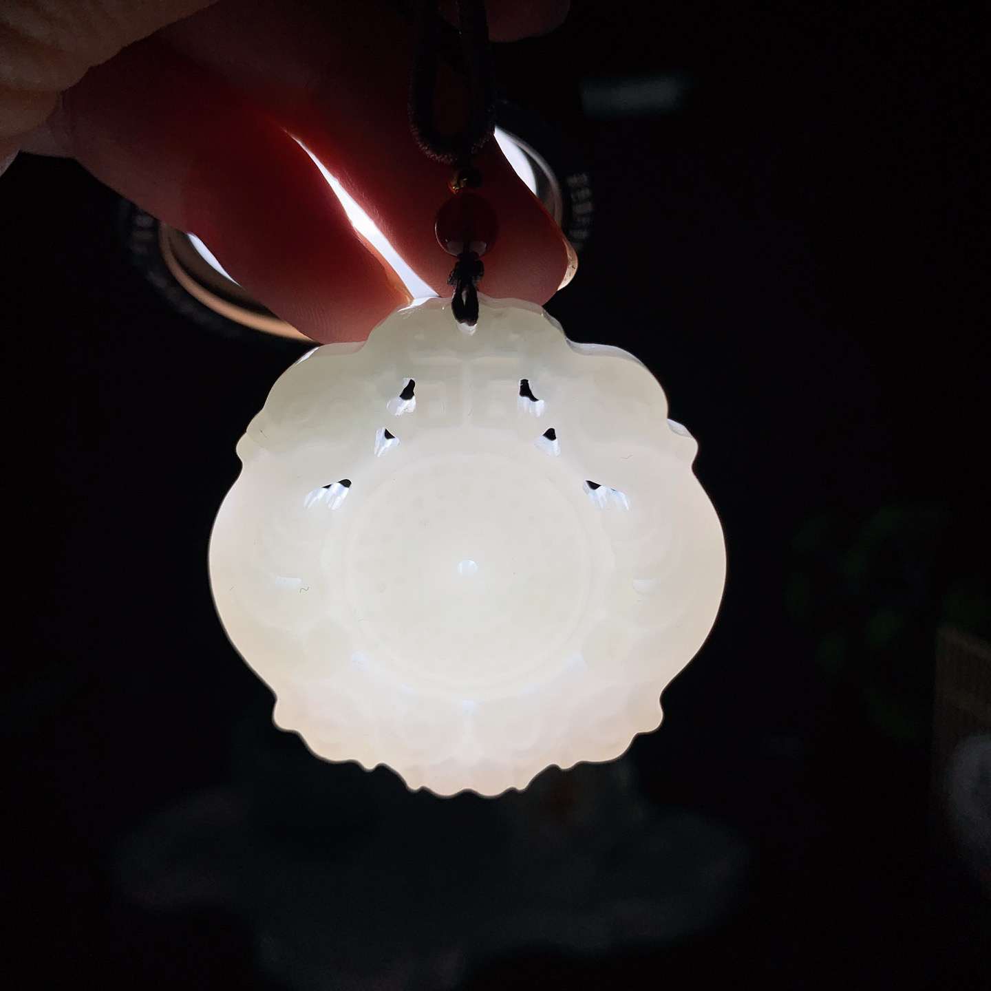 新疆和田玉仿古龙凤挂件。尺寸43/10重38克 玉质细腻油润 底色纯净 脂粉好，品质好。lt260330